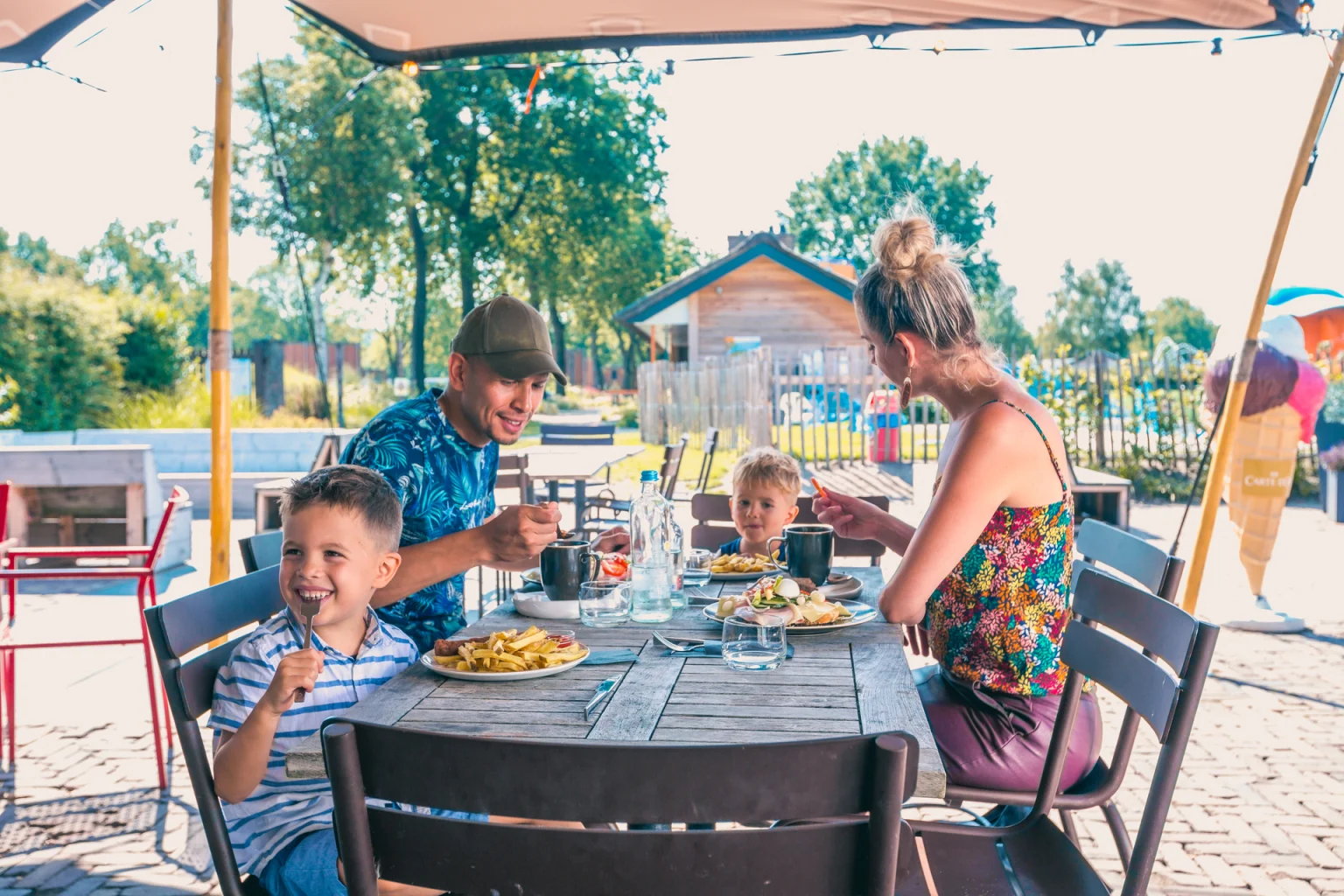 Logement de vacances moderne entouré de forêt