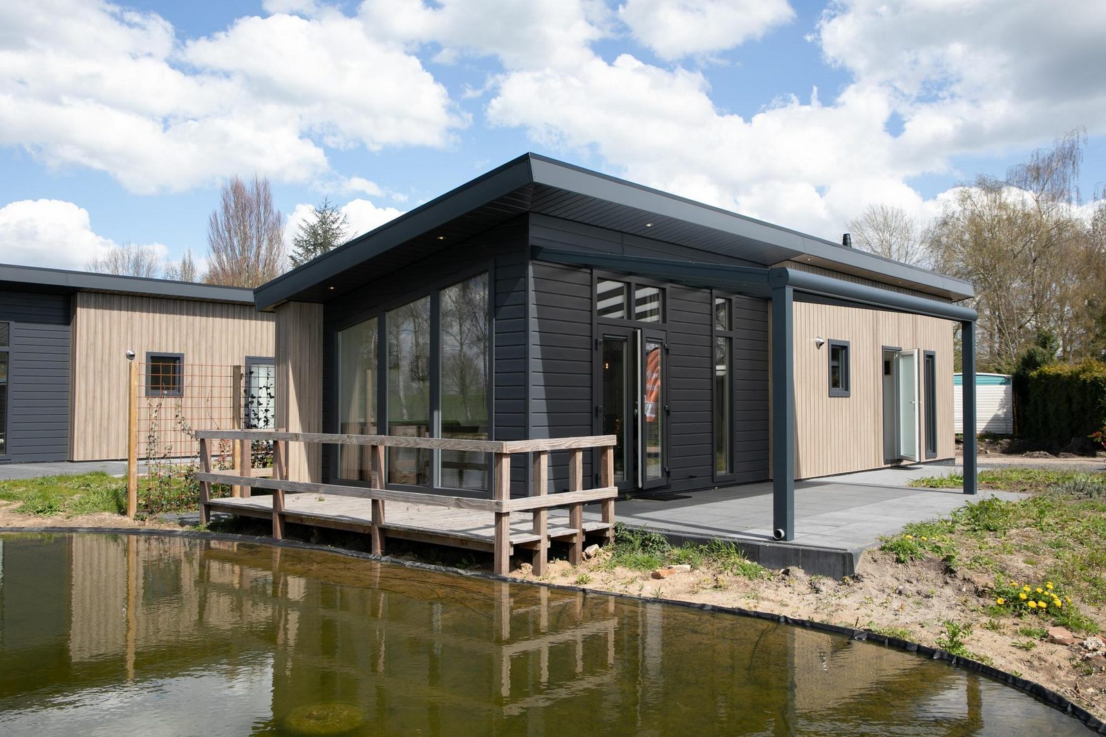 Vakantiehuisje aan het water (4p)