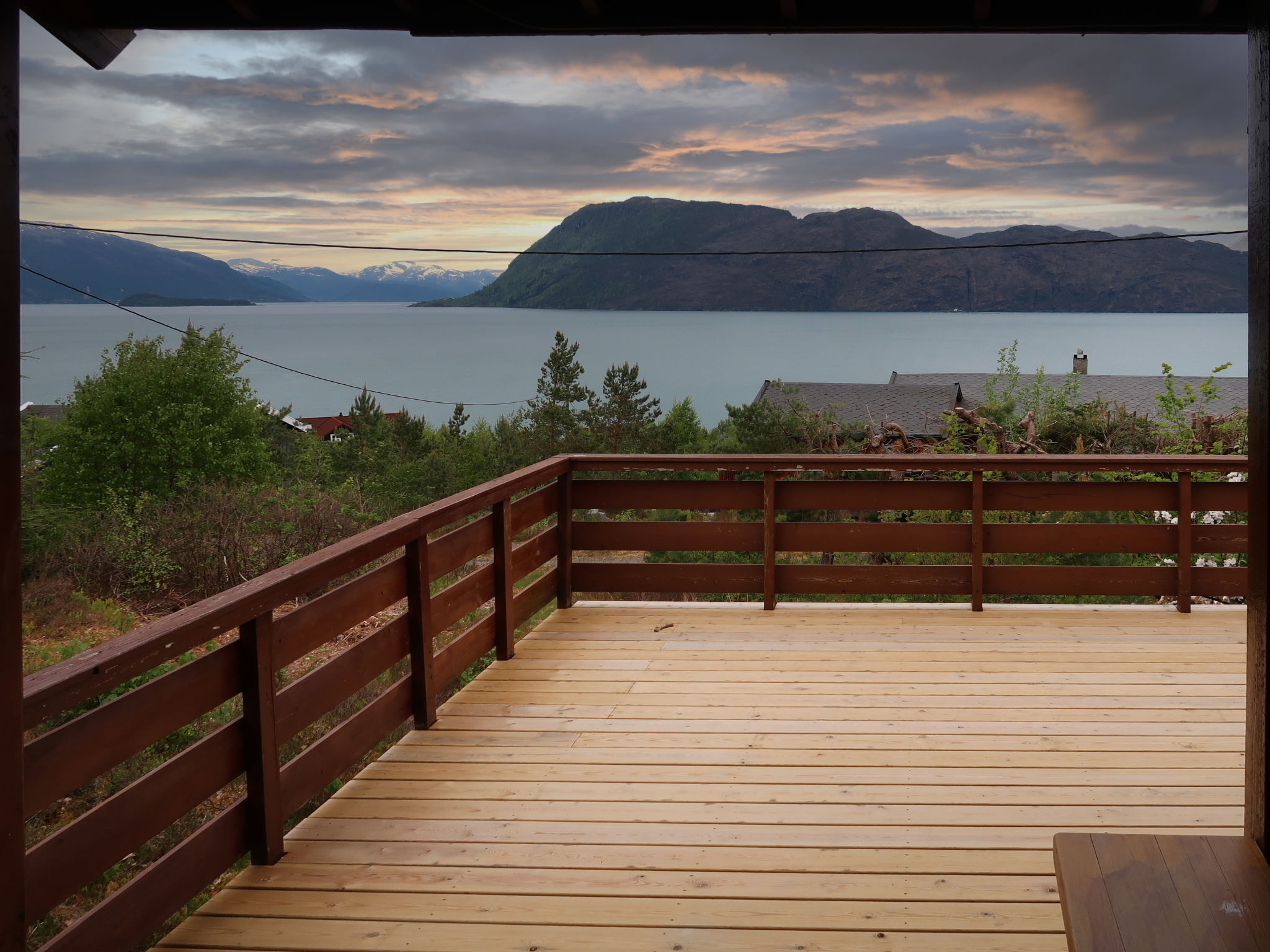Logement de vacances en bois avec vue sur la mer à Jondal