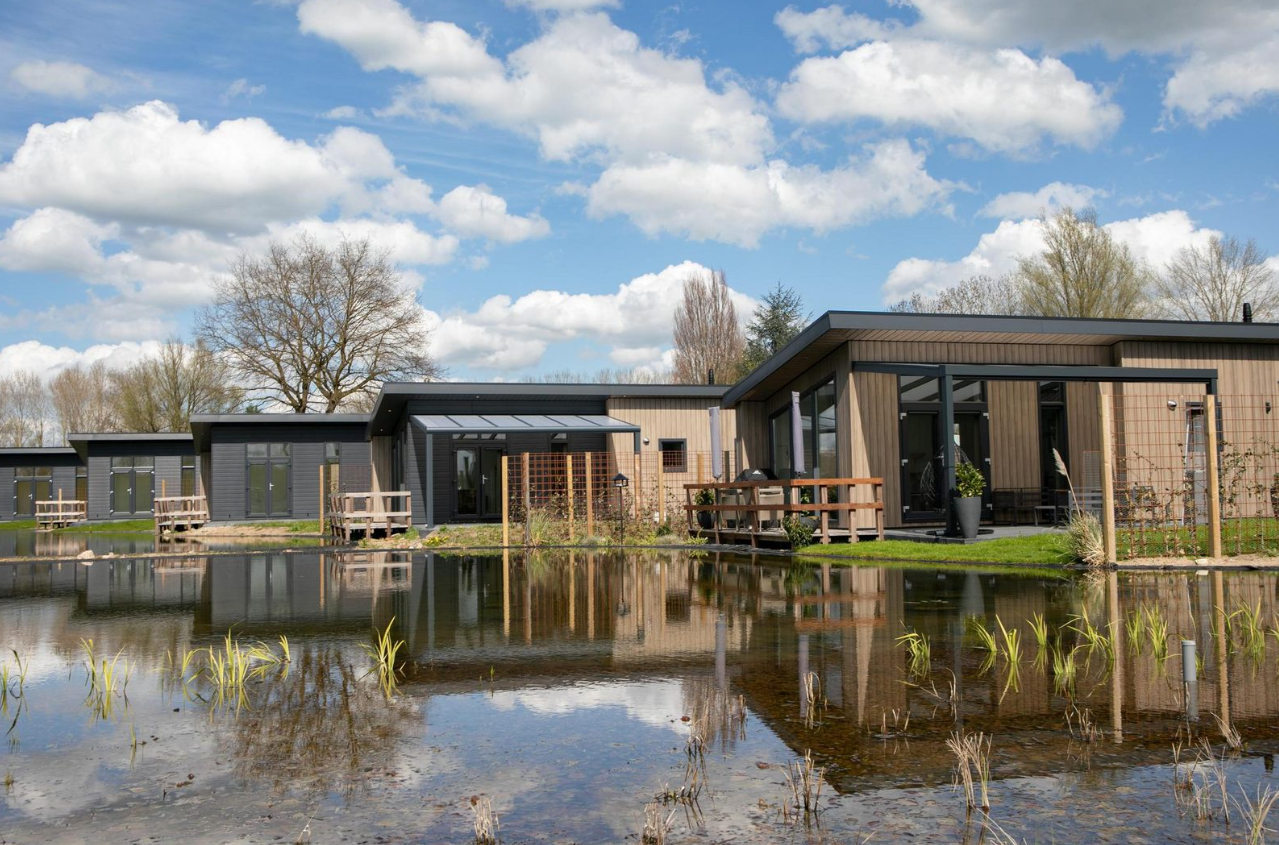 Vakantiehuisje aan het water (4p)