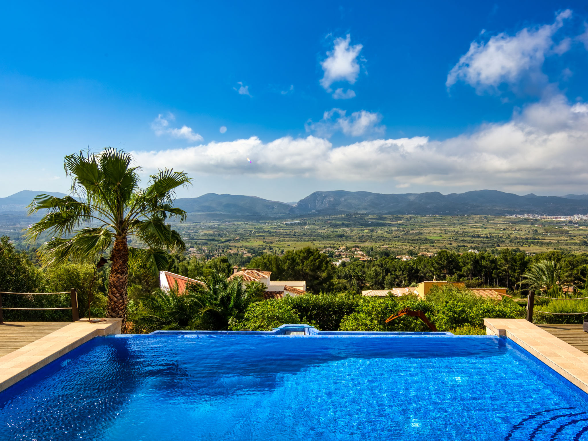 Holiday home with infinity pool