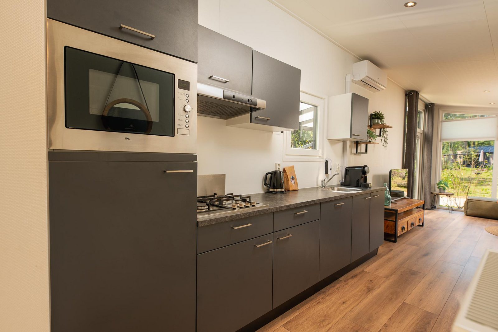 5-person lodge in wooded area