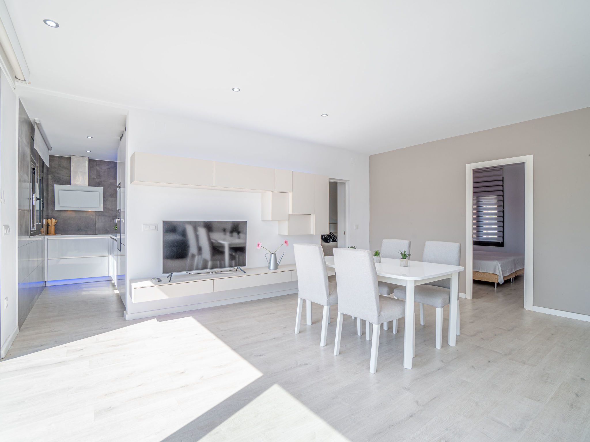Modern vakantiehuis aan het water met zwembad