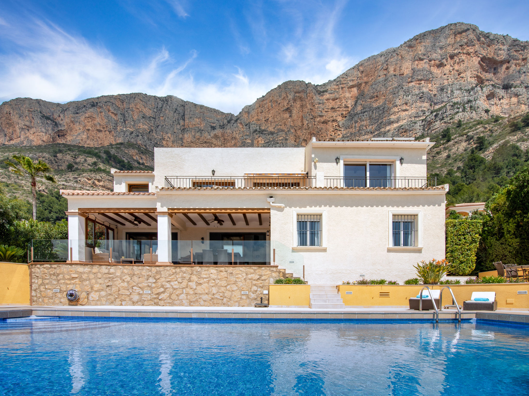 Holiday home with infinity pool