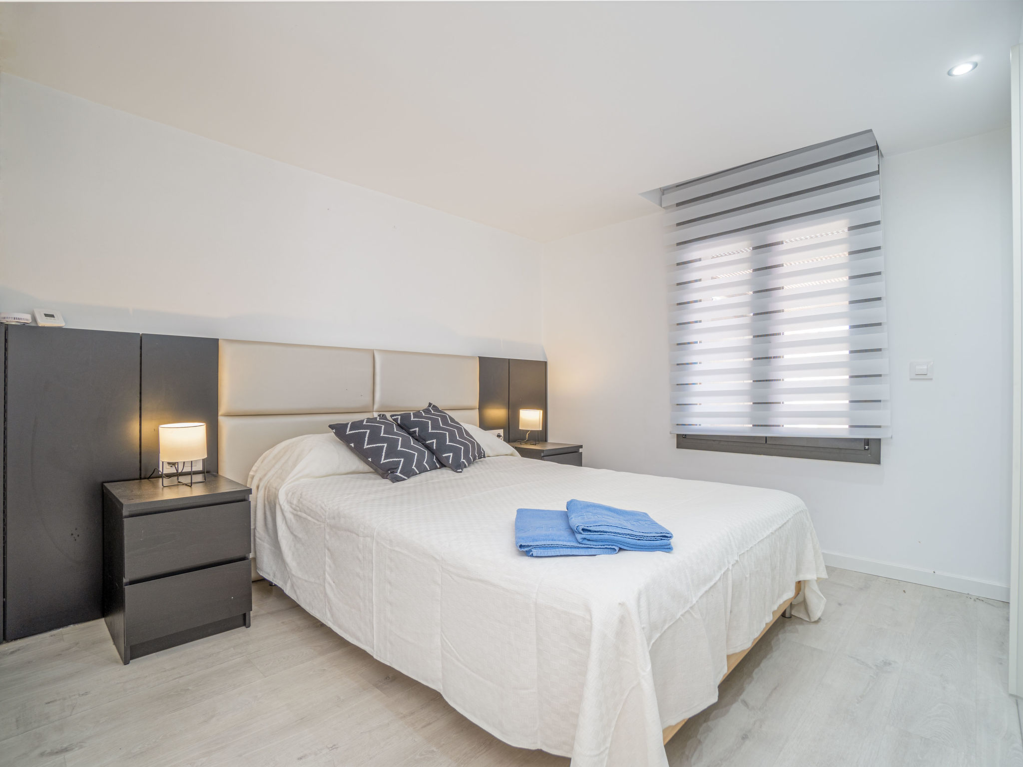 Modern vakantiehuis aan het water met zwembad