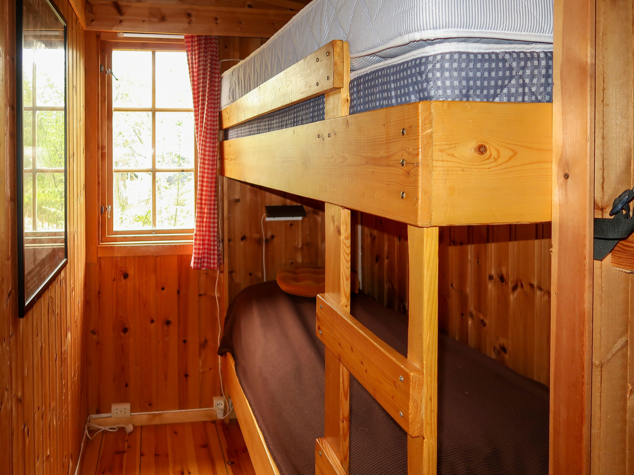 Logement de vacances en bois avec vue sur la mer à Jondal