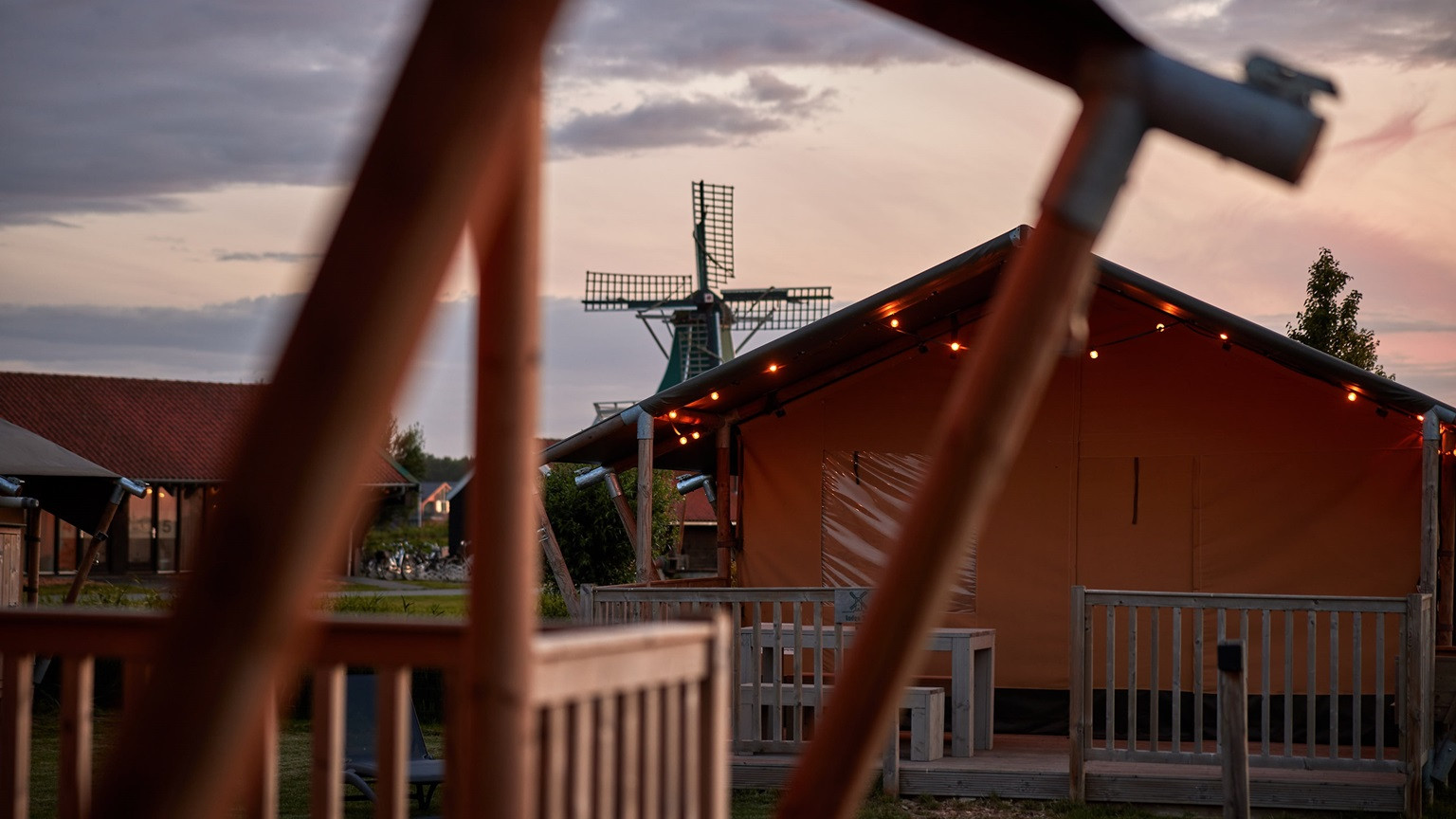 Tente glamping 8 places au bord de l'eau