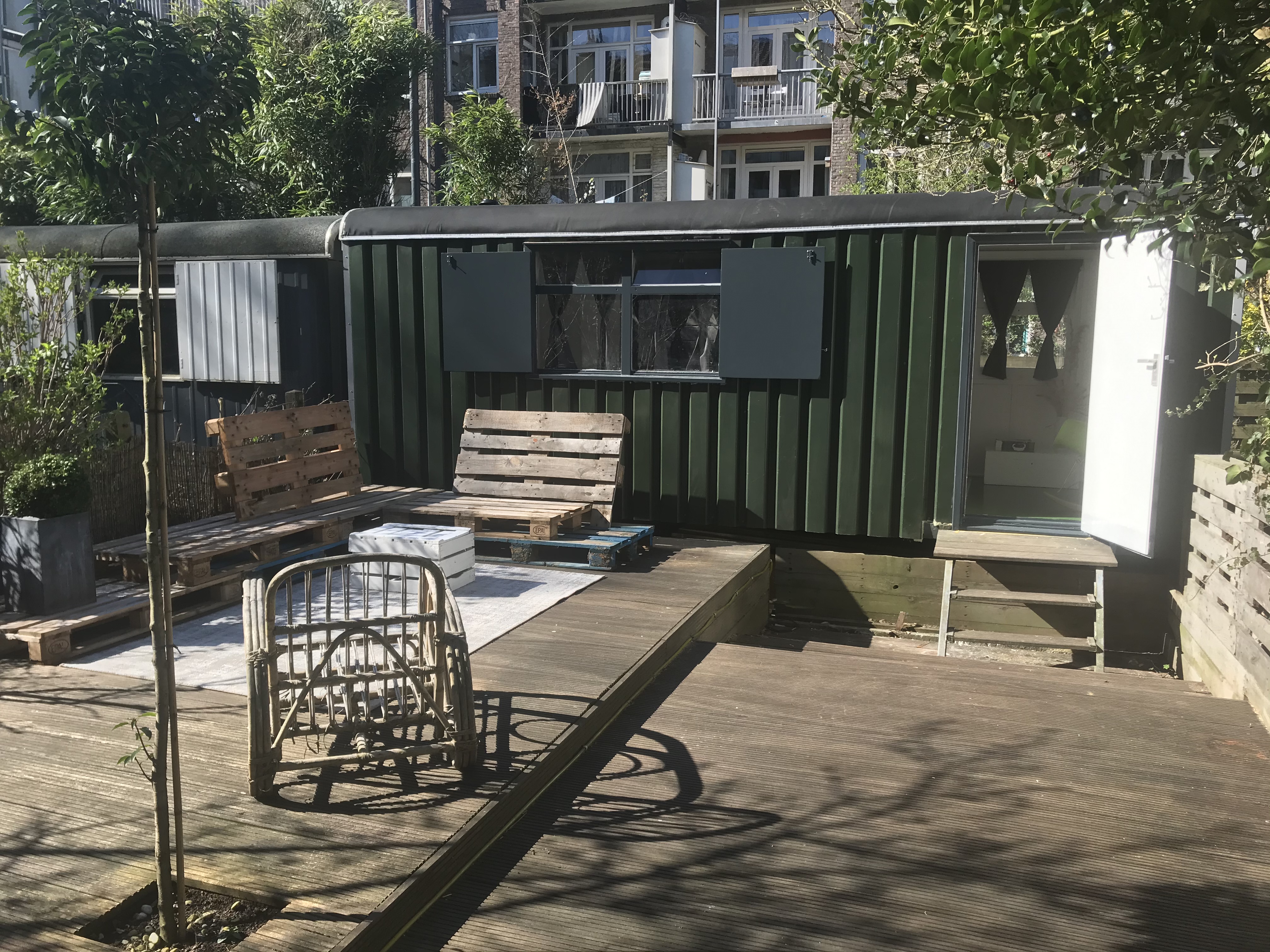 Relaxte pipowagen middenin Amsterdam