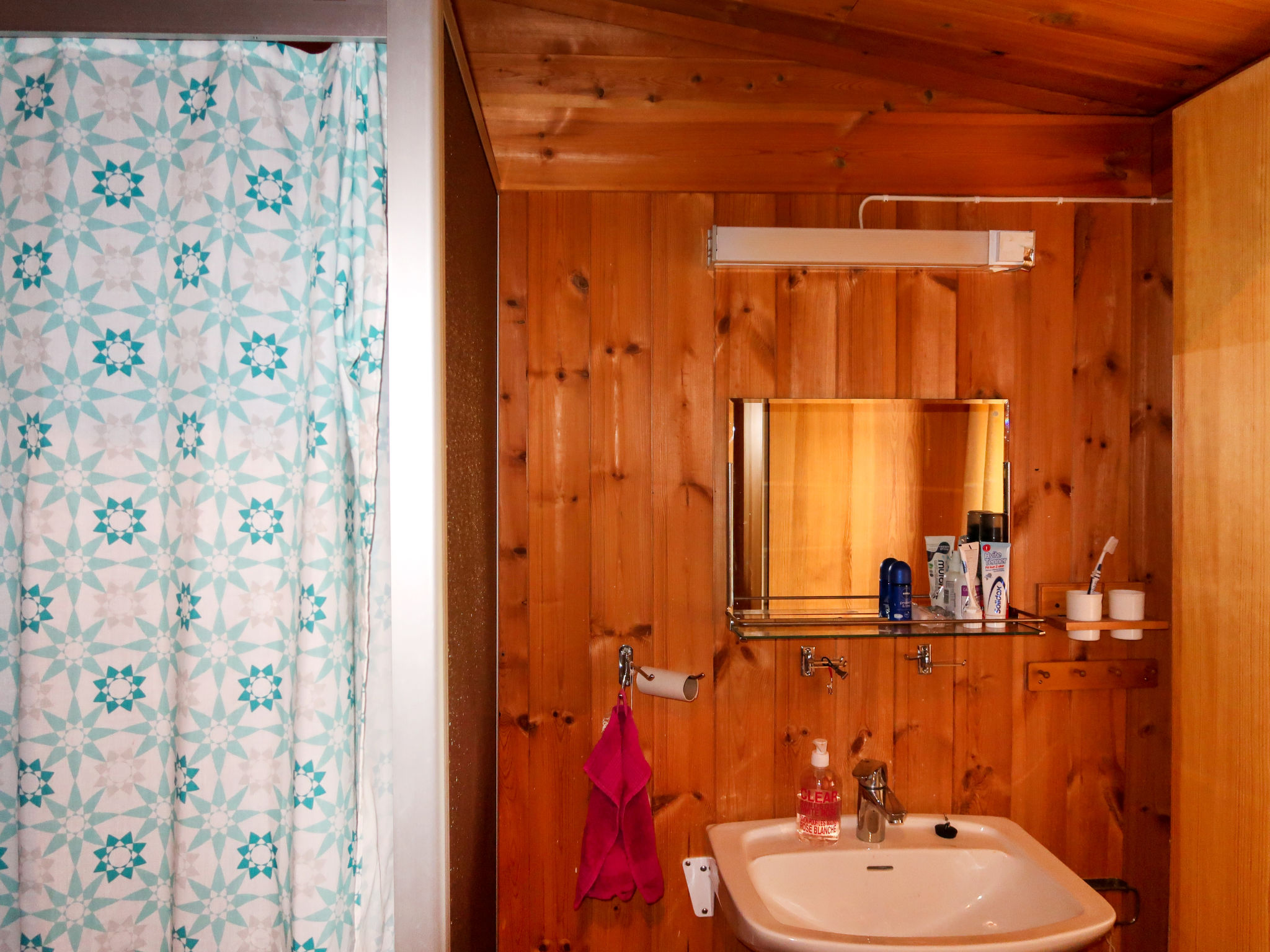 Logement de vacances en bois avec vue sur la mer à Jondal