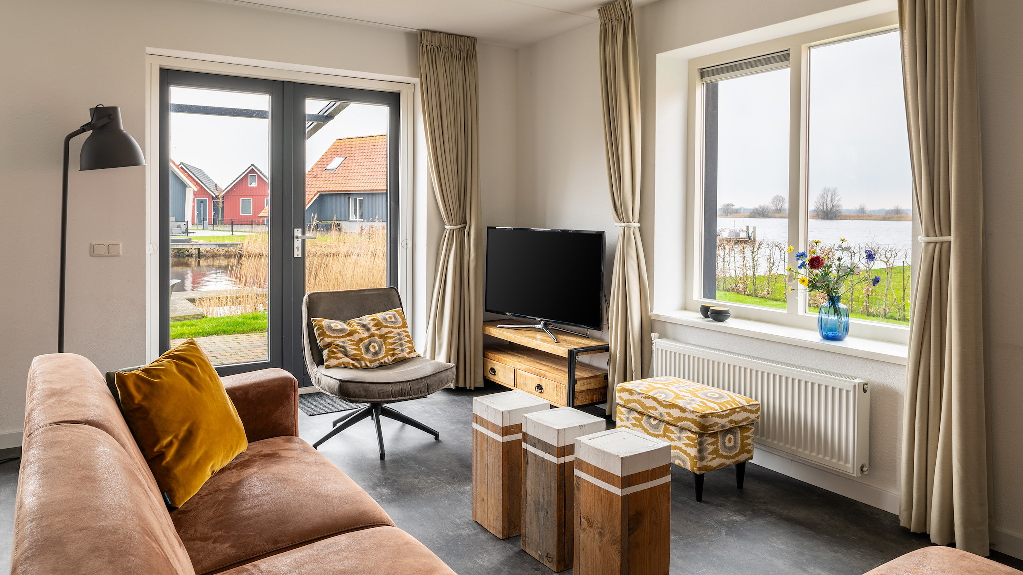 Holiday home on a watery park in Friesland