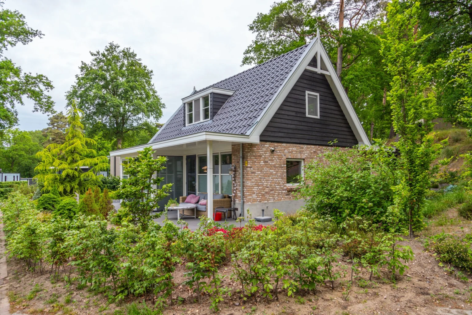 Villa with large terrace for 6 people