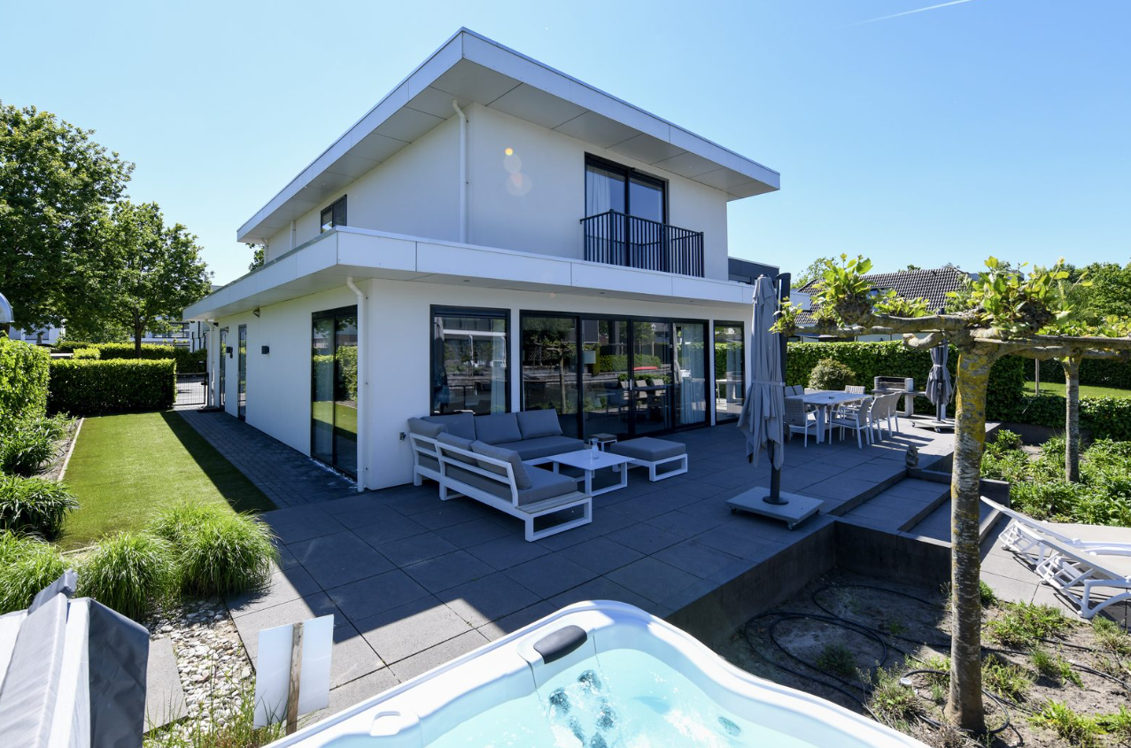 Luxury villa right on the water with wellness
