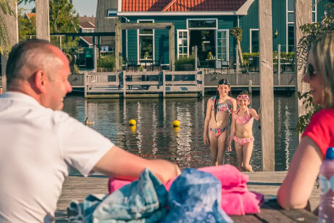 Modern chalet (4p) on park in North Holland