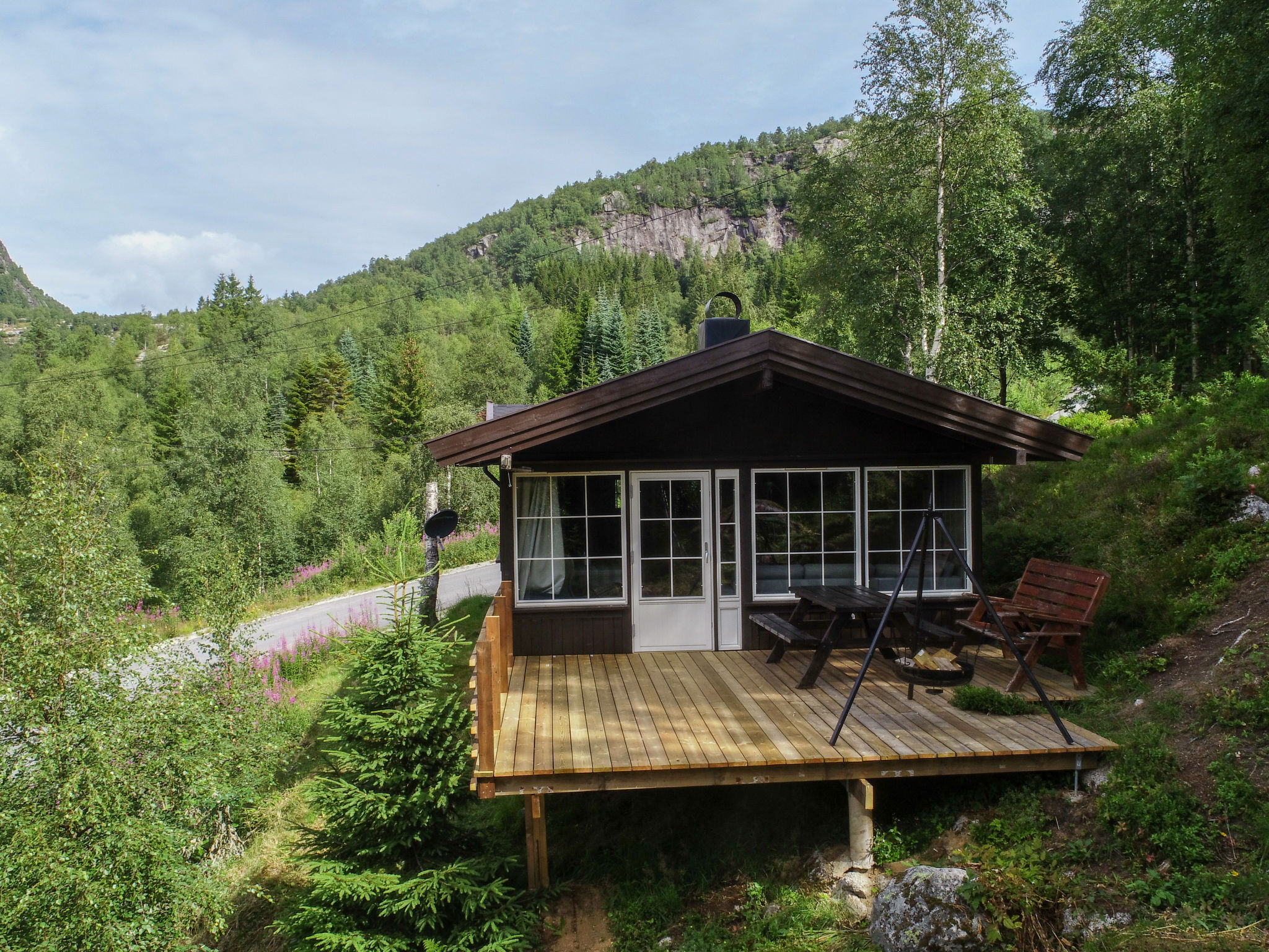 Green holiday home in the mountains in Ljosland