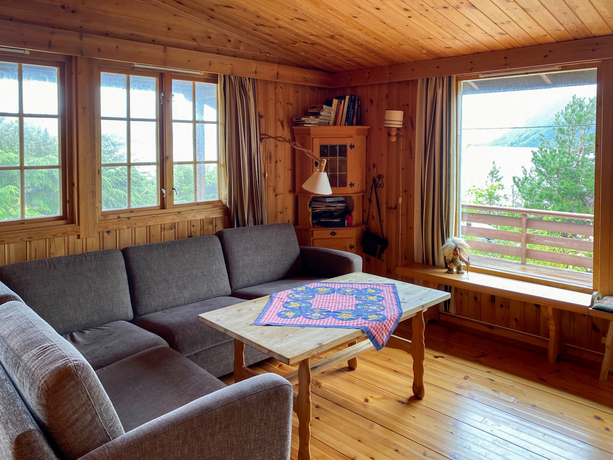 Logement de vacances en bois avec vue sur la mer à Jondal