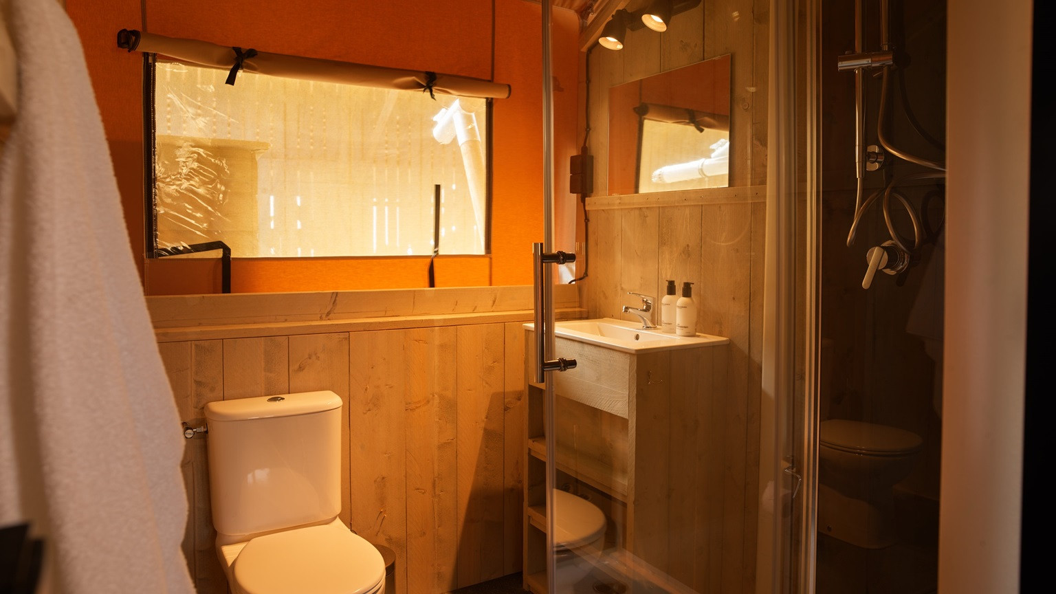Tente glamping 8 places au bord de l'eau
