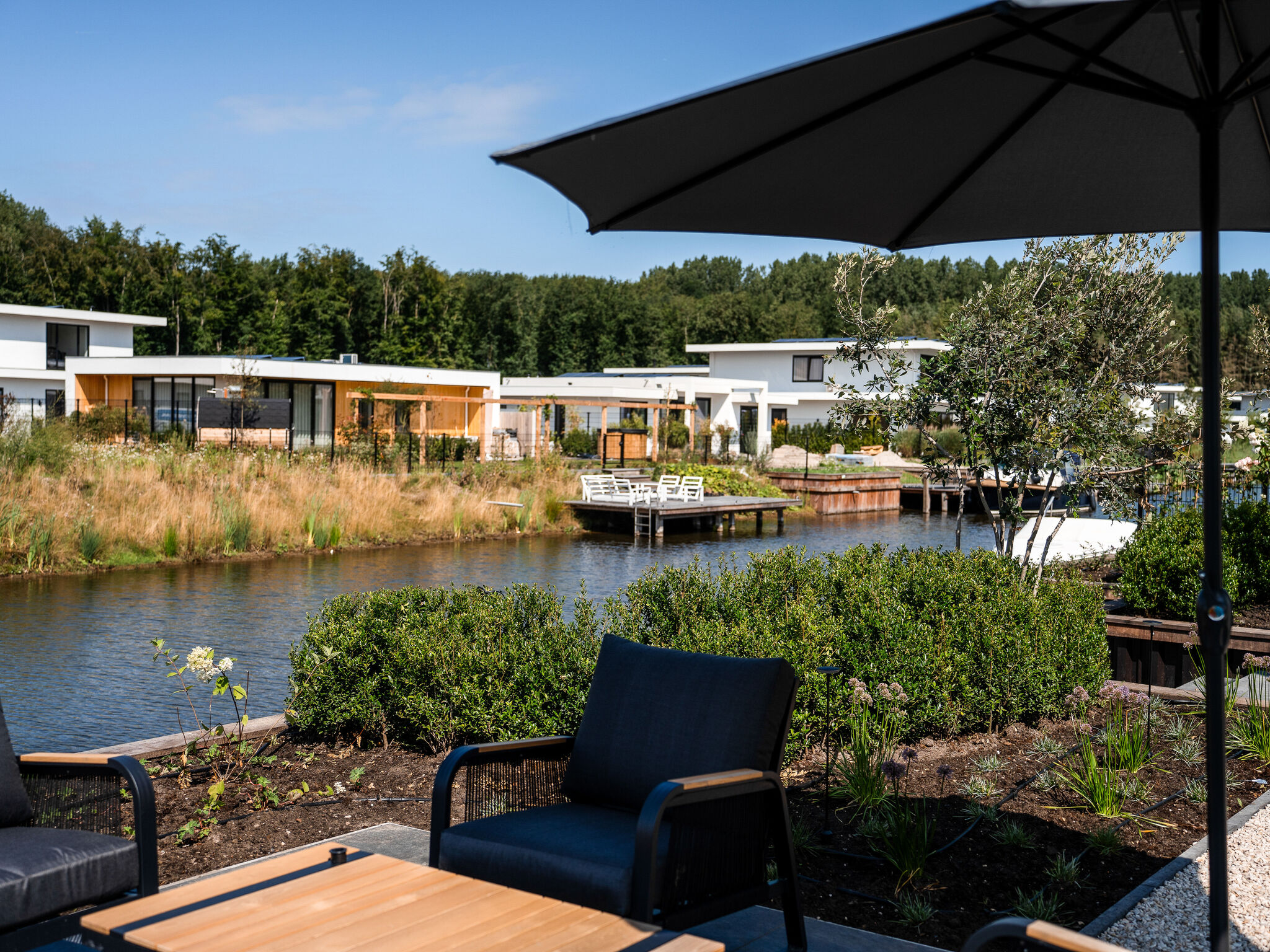 Vakantievilla met dakterras aan het water 
