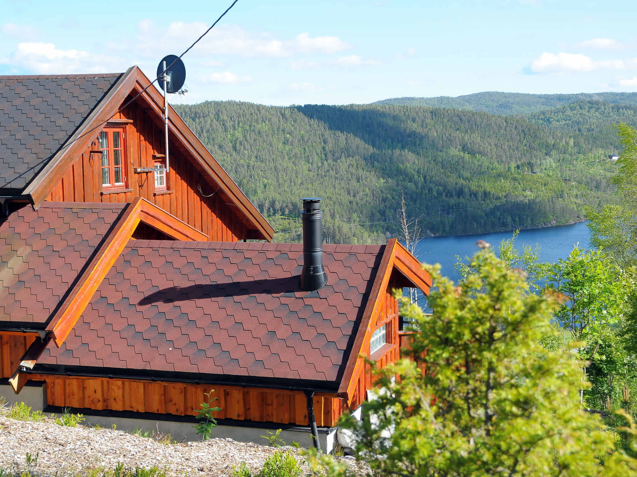 Lake view holiday home