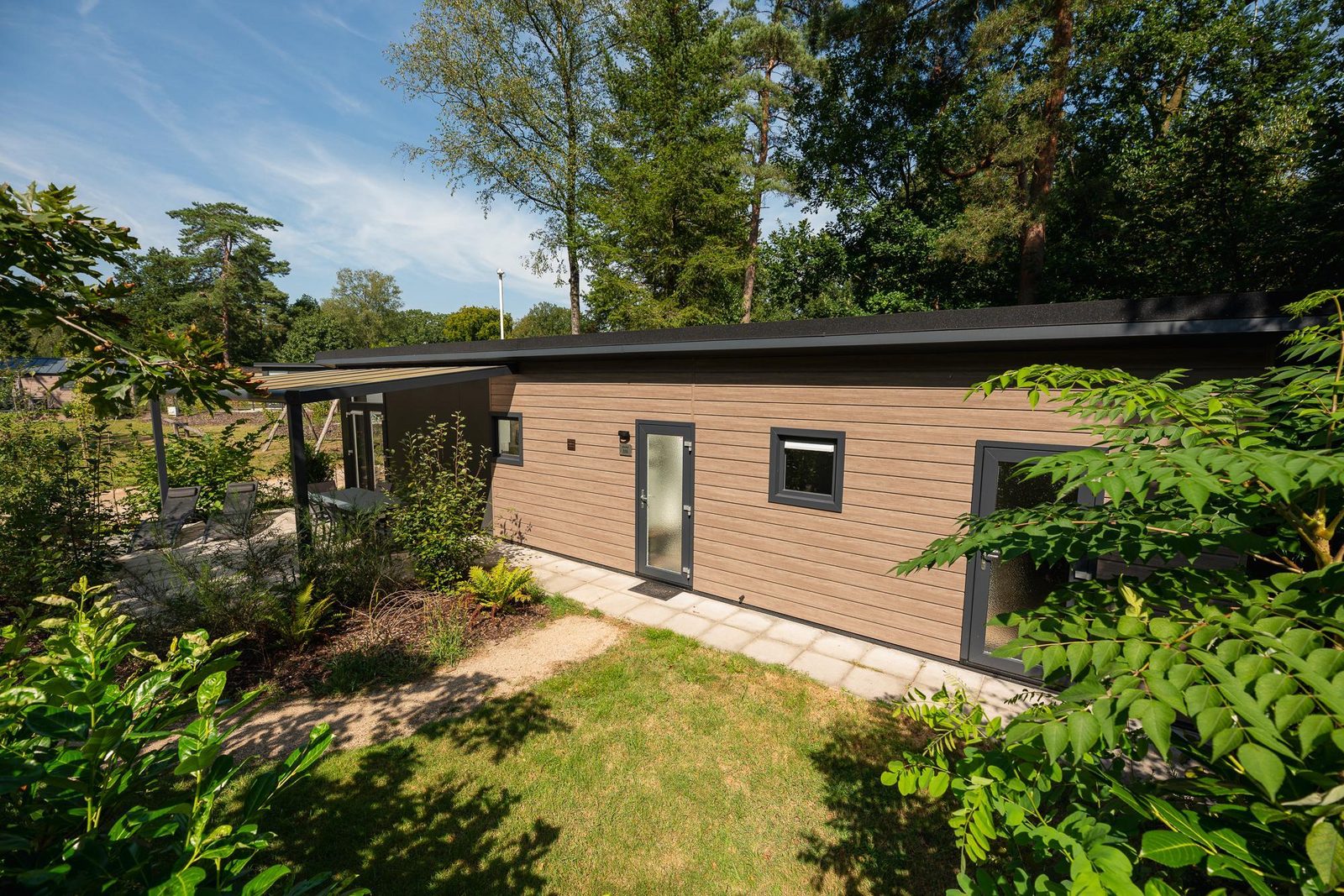 5-person lodge in wooded area