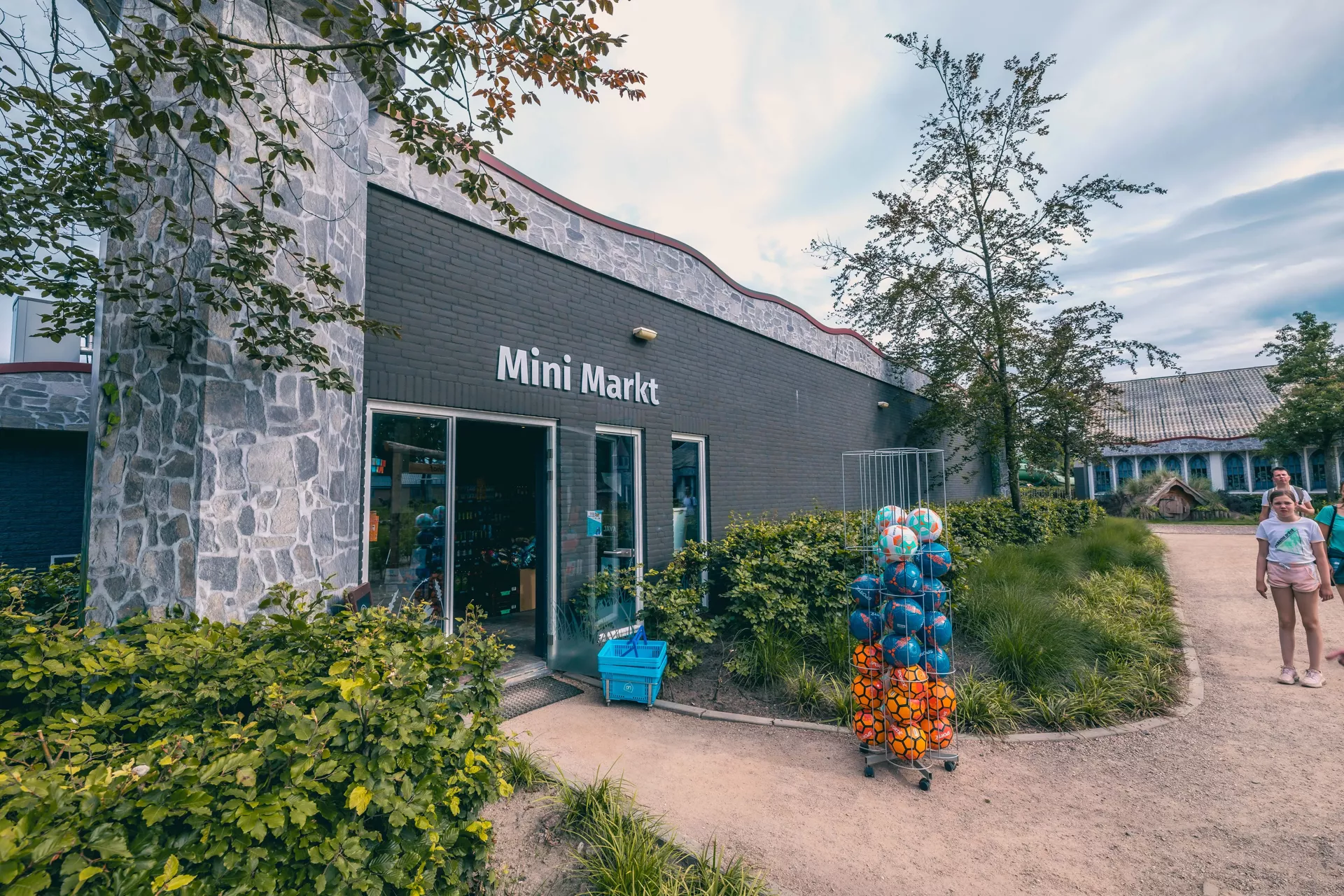 Logement de vacances moderne entouré de forêt