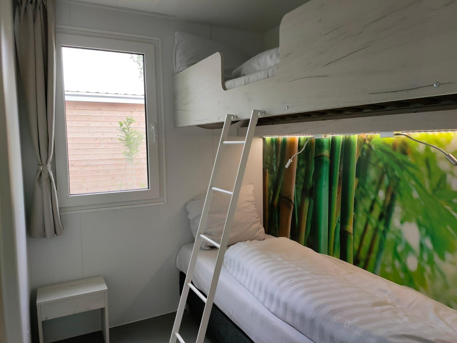 Logement de vacances moderne entouré de forêt