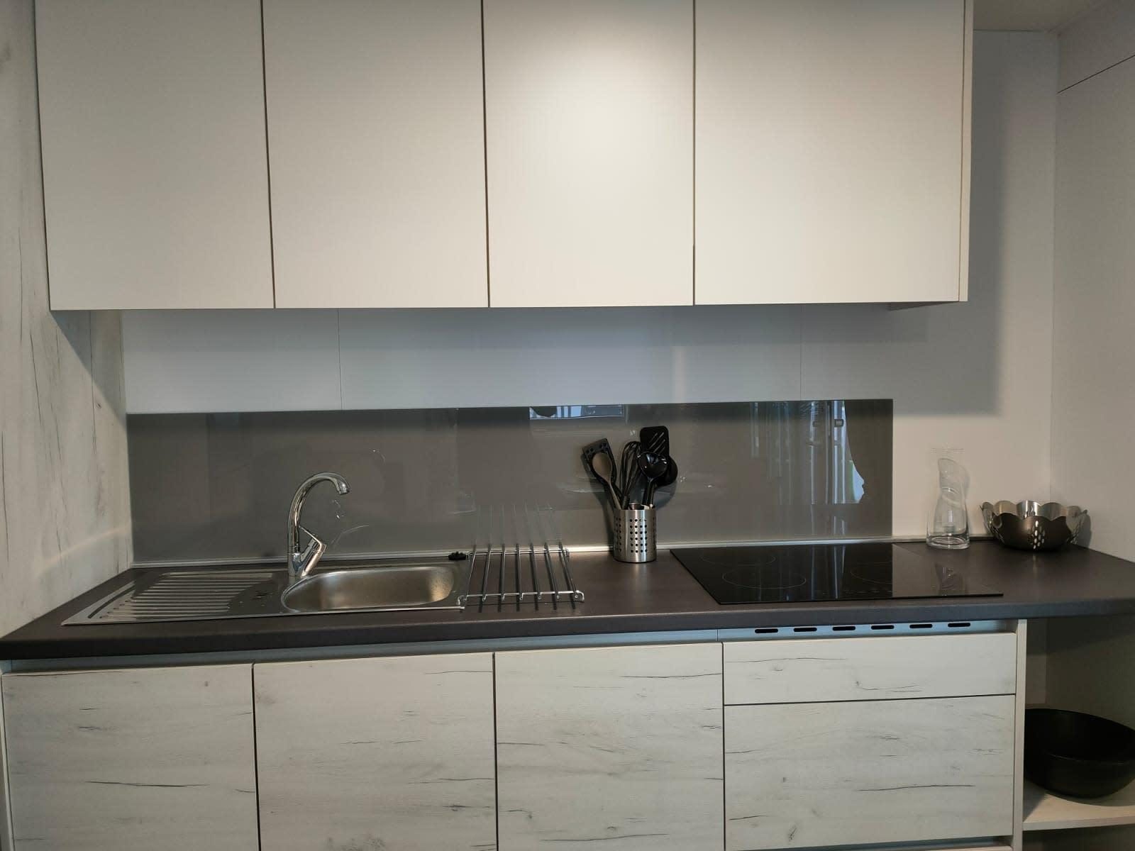 Logement de vacances moderne entouré de forêt