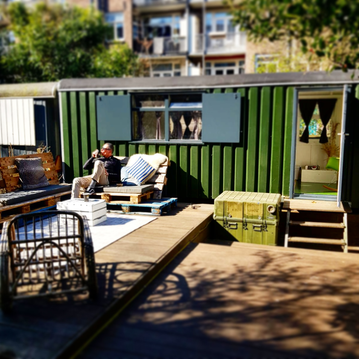 Relaxte pipowagen middenin Amsterdam