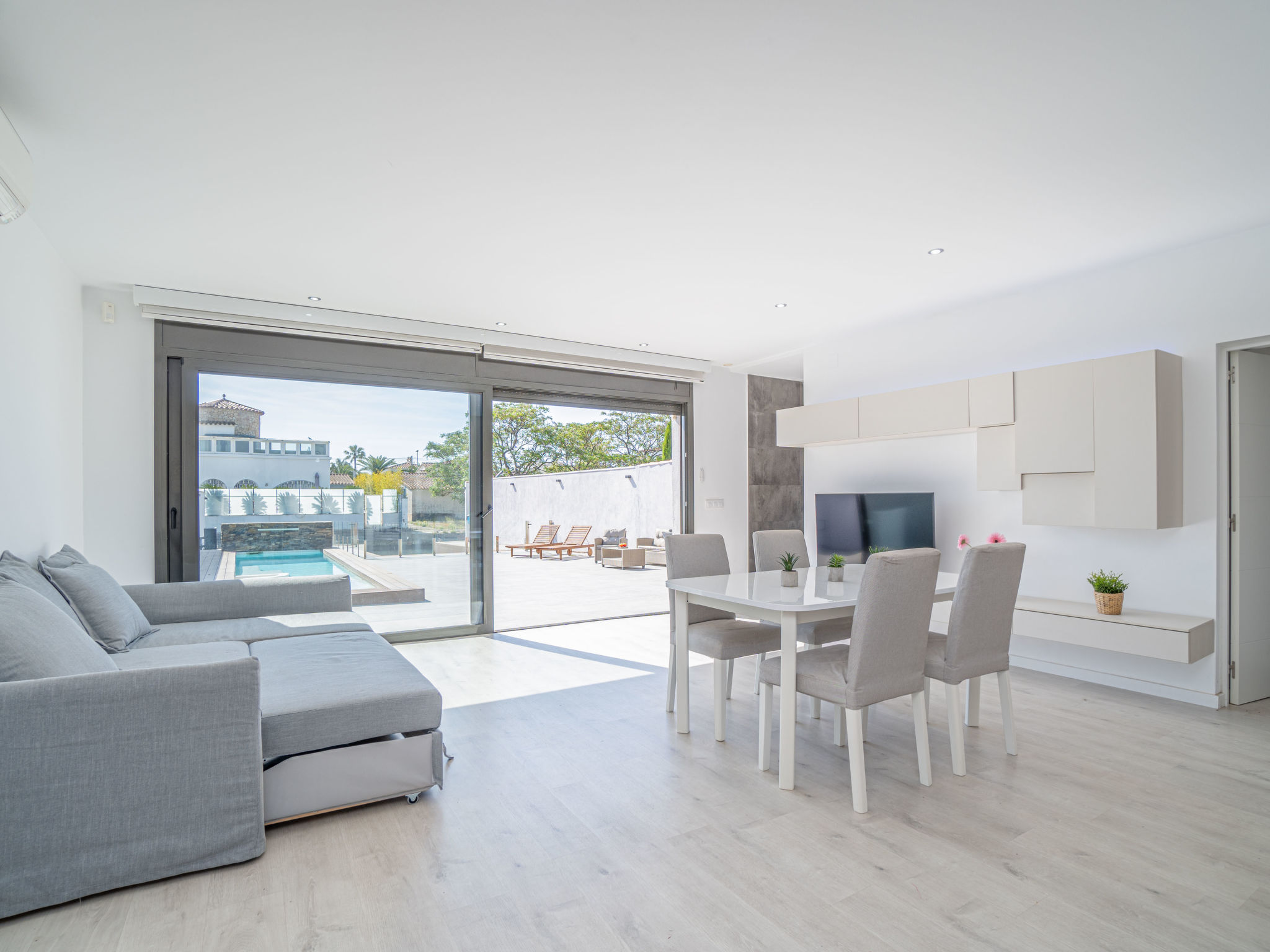 Modern vakantiehuis aan het water met zwembad