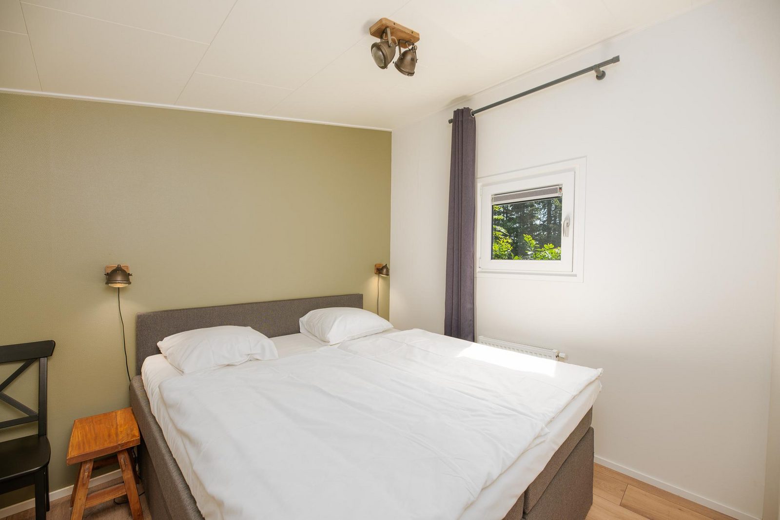 5-person lodge in wooded area