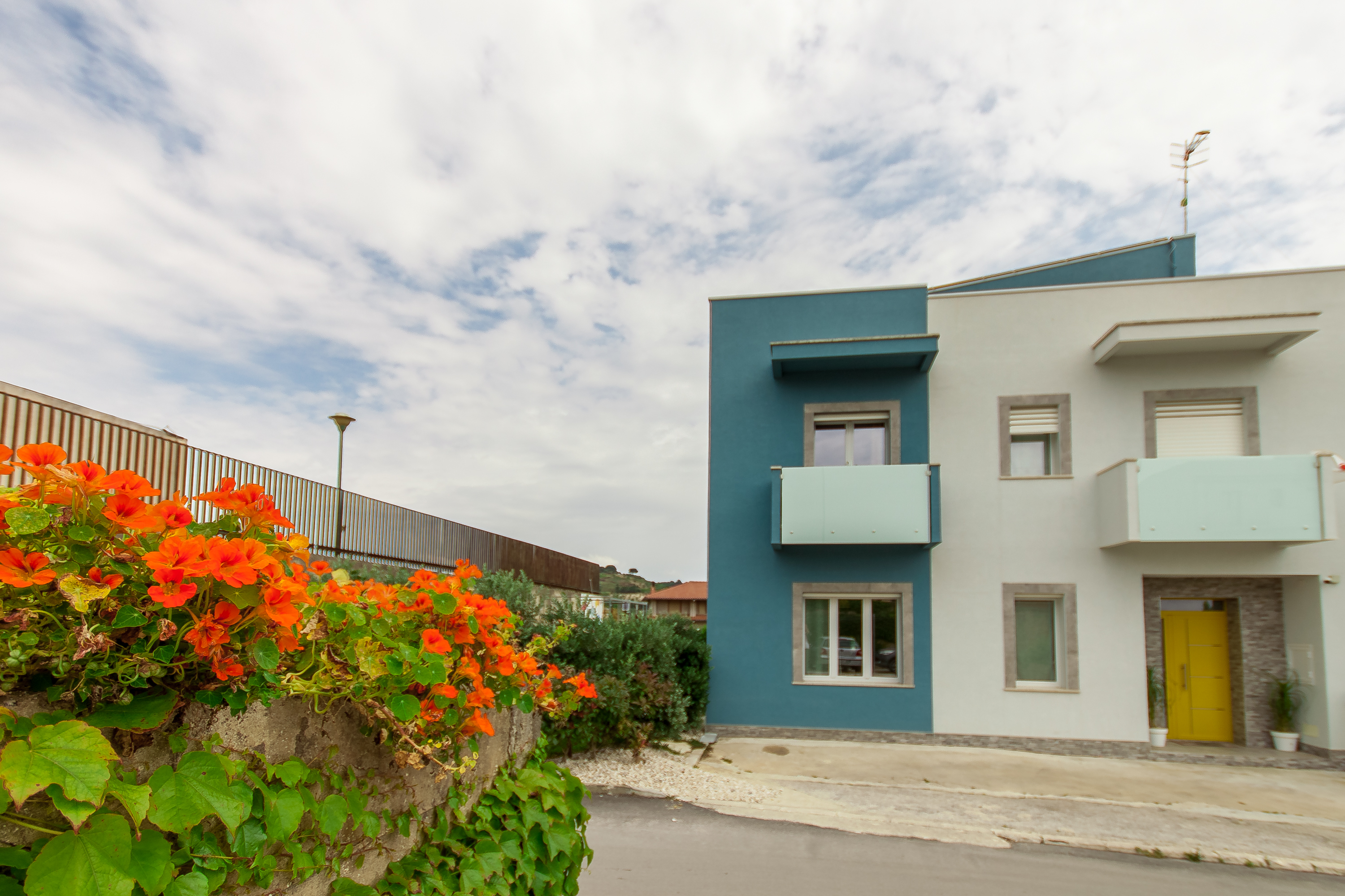 Familiehuis met speeltoestellen en zwembad