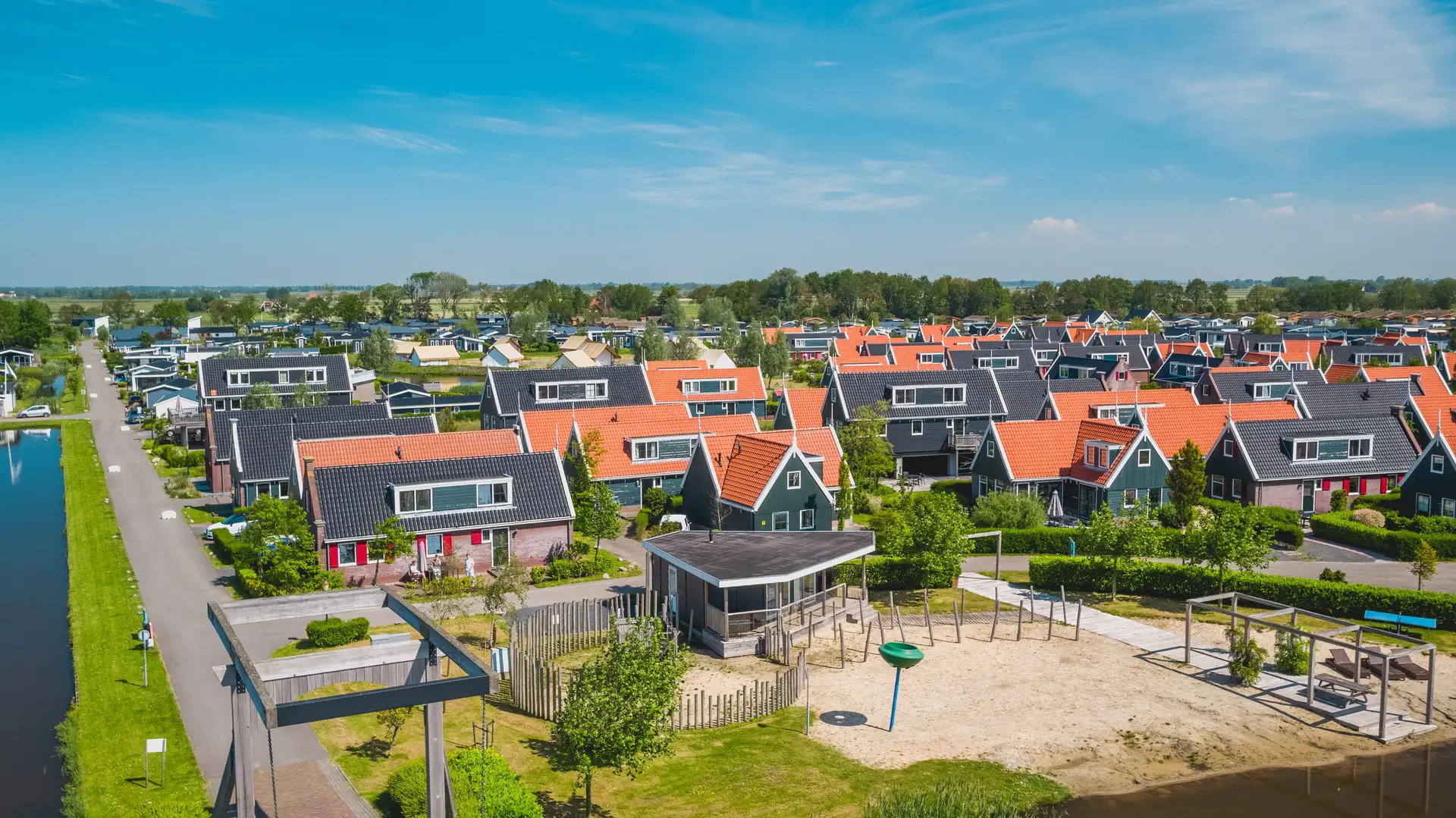 Modern chalet (4p) on park in North Holland