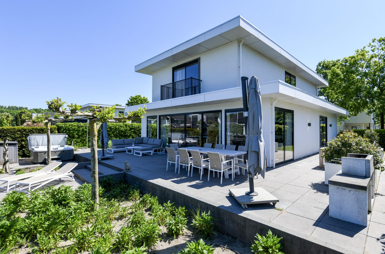 Luxury villa right on the water with wellness