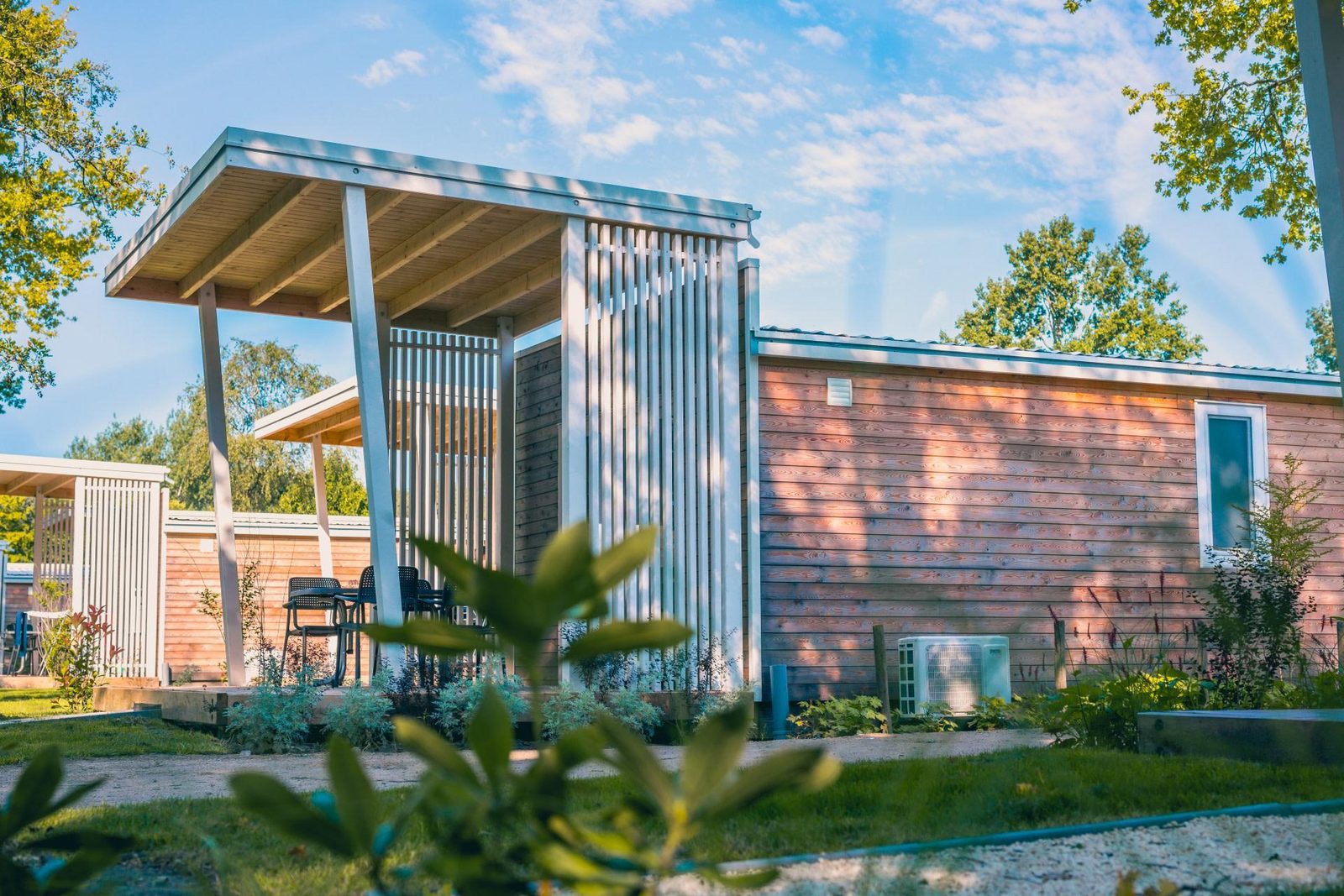 Logement de vacances moderne entouré de forêt