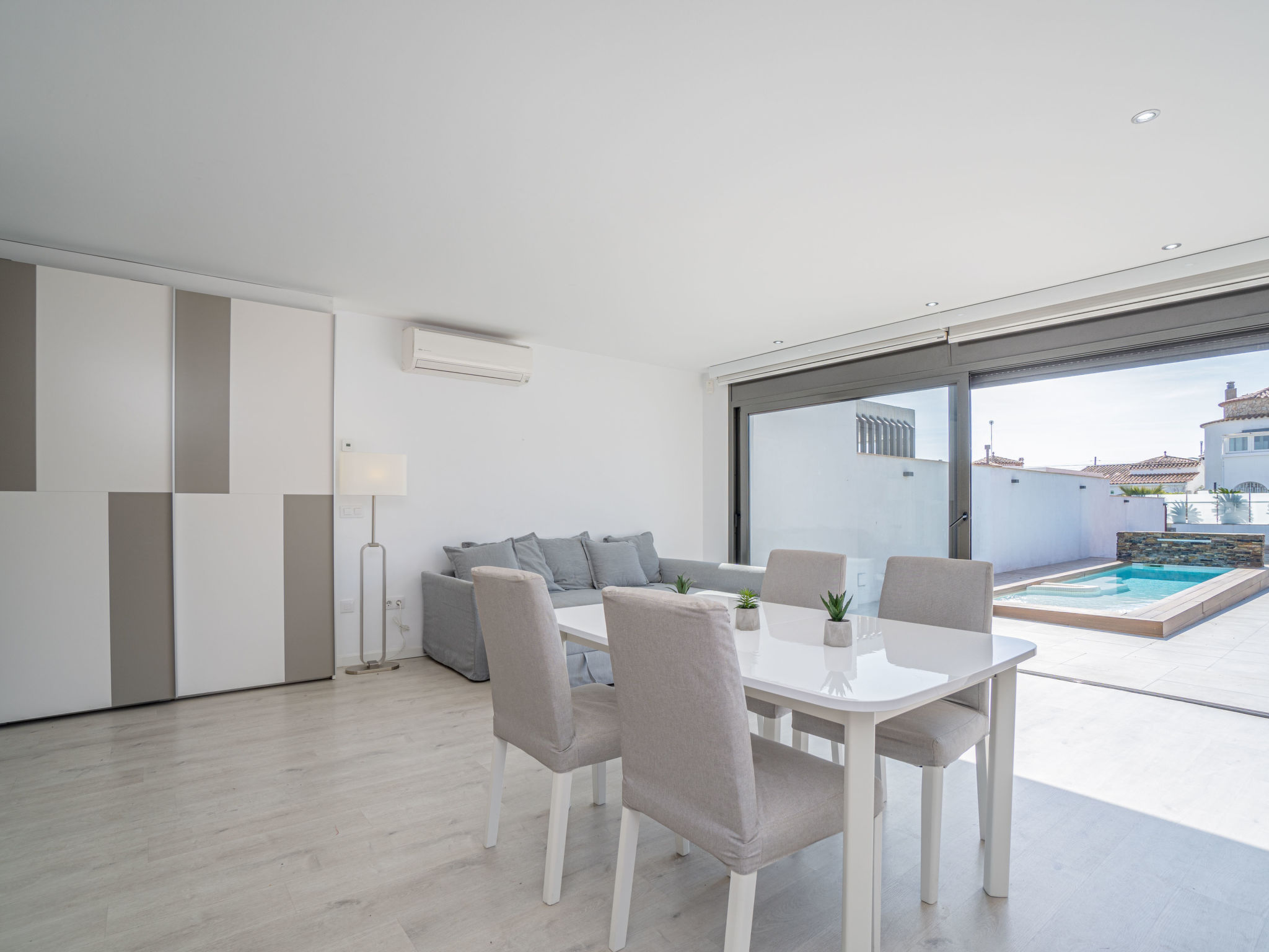 Modern vakantiehuis aan het water met zwembad
