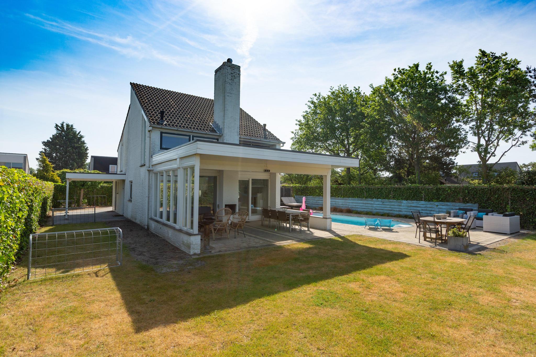 Villa with private pool close to the sea