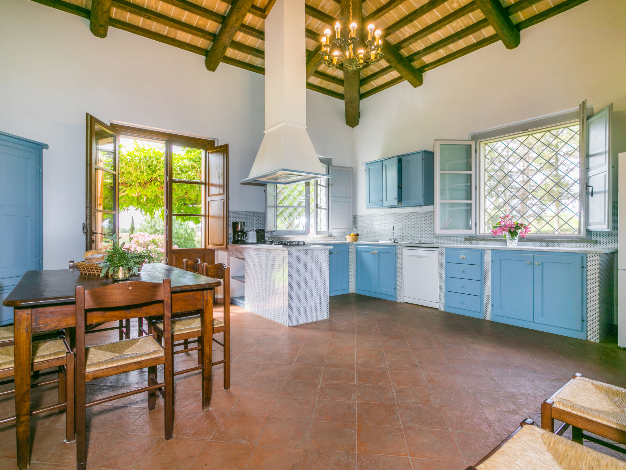 Villa met open haard en tuin