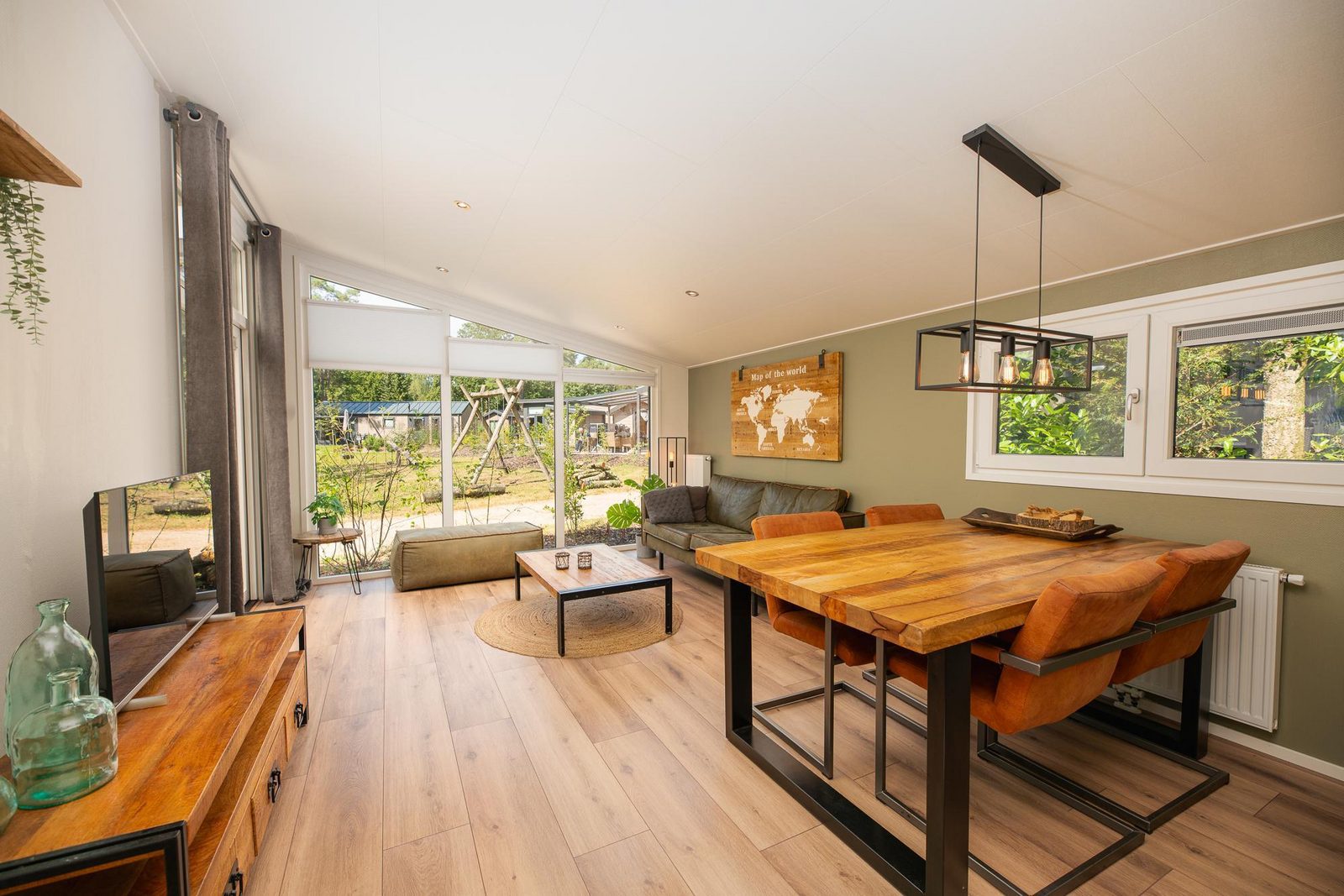 5-person lodge in wooded area