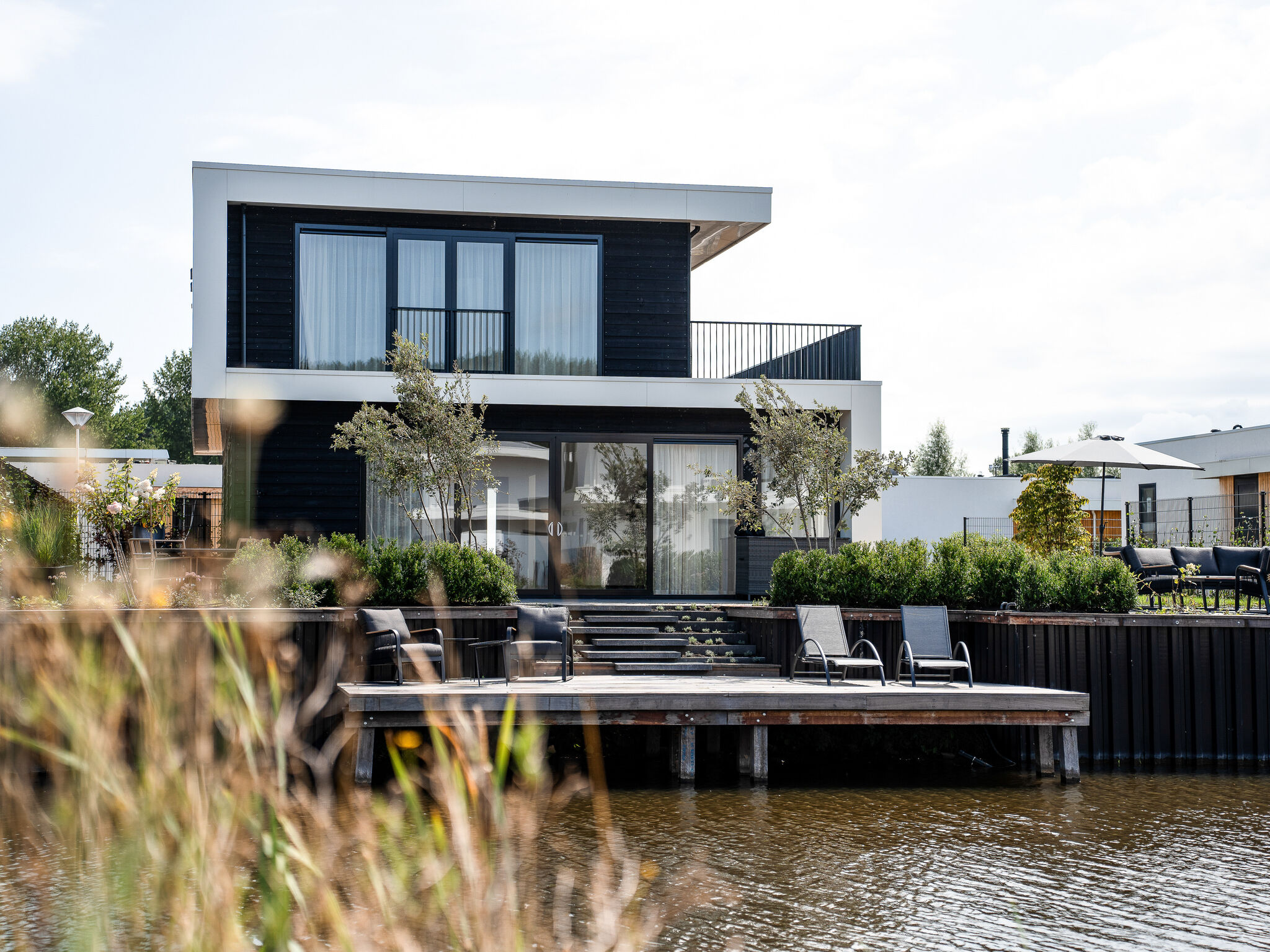 Vakantievilla met dakterras aan het water 