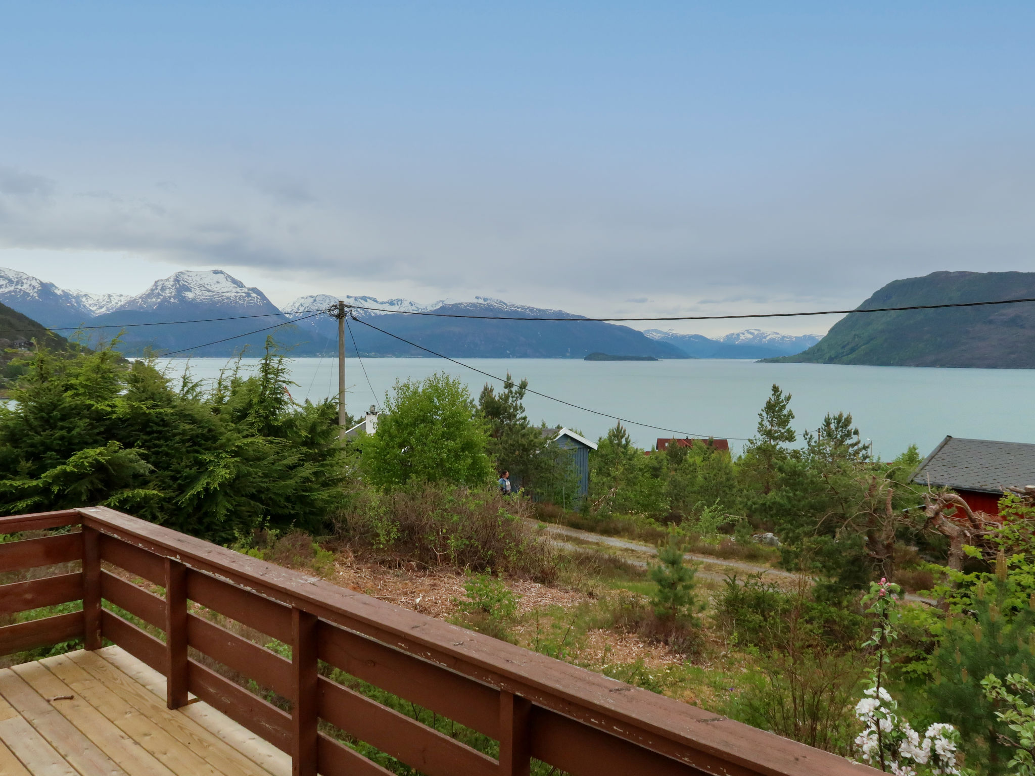 Logement de vacances en bois avec vue sur la mer à Jondal