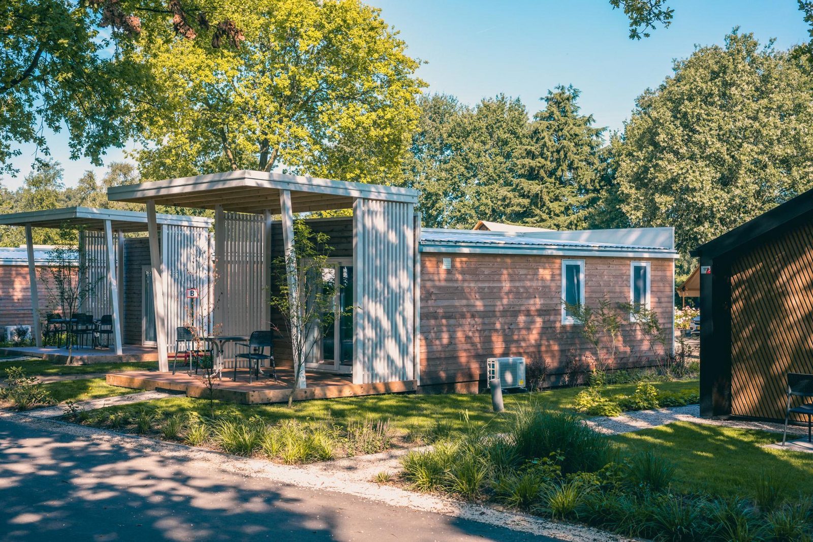 Logement de vacances moderne entouré de forêt