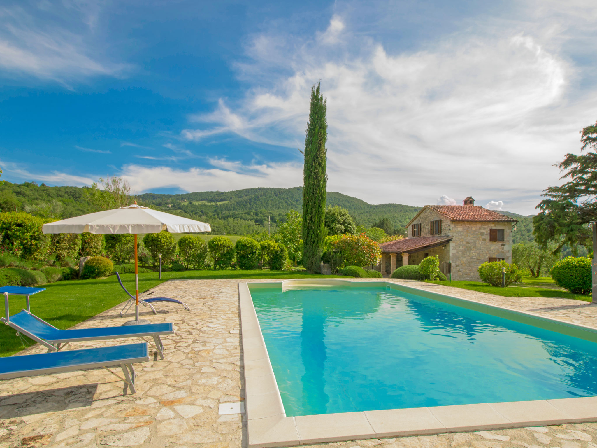 Maison avec piscine dans les collines