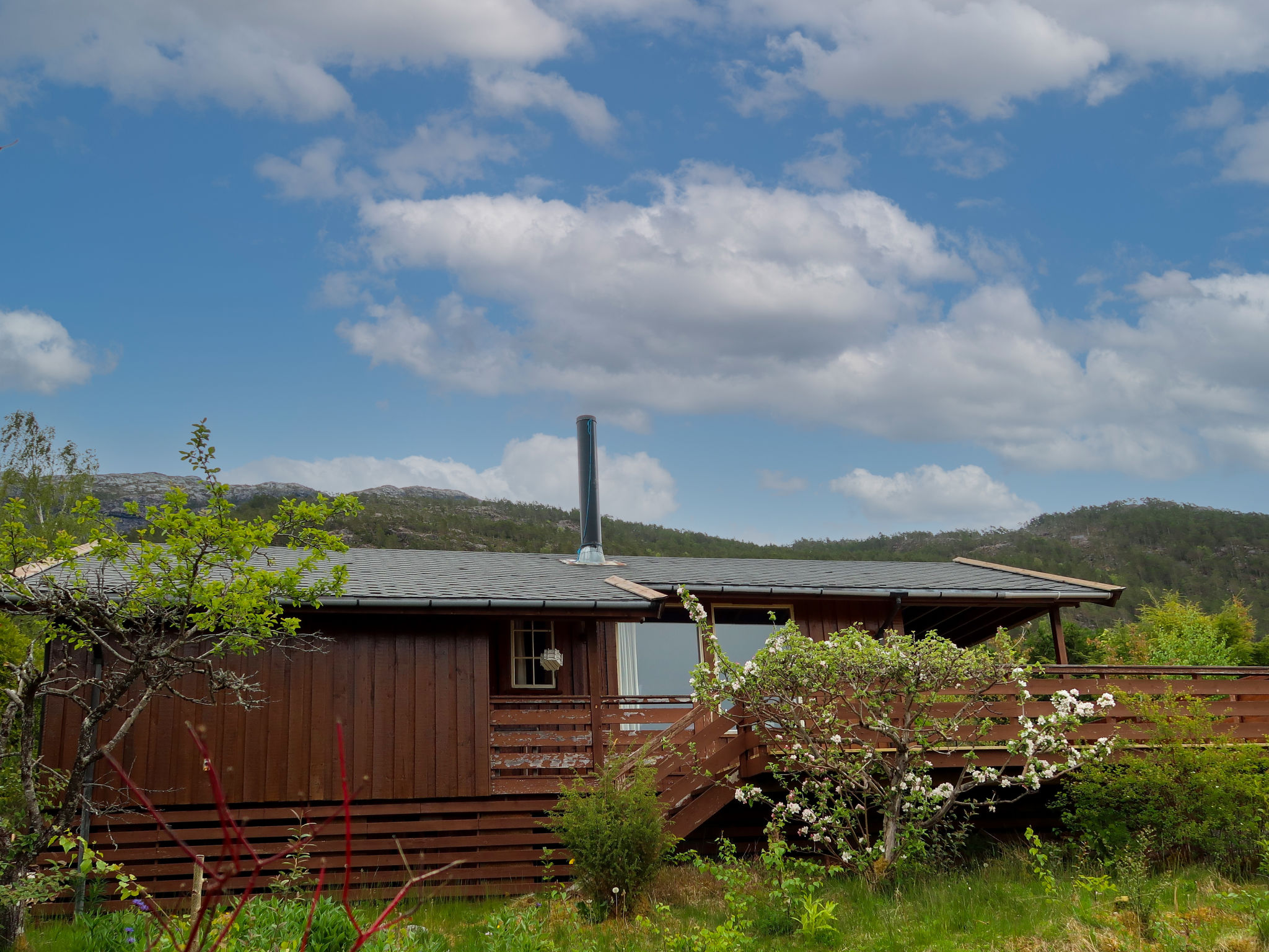 Logement de vacances en bois avec vue sur la mer à Jondal