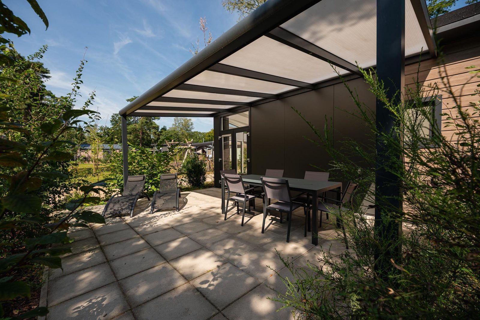 5-person lodge in wooded area