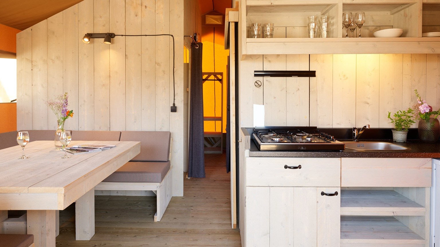 Tente glamping 8 places au bord de l'eau