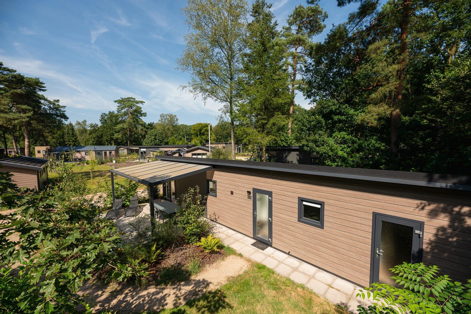 5-person lodge in wooded area