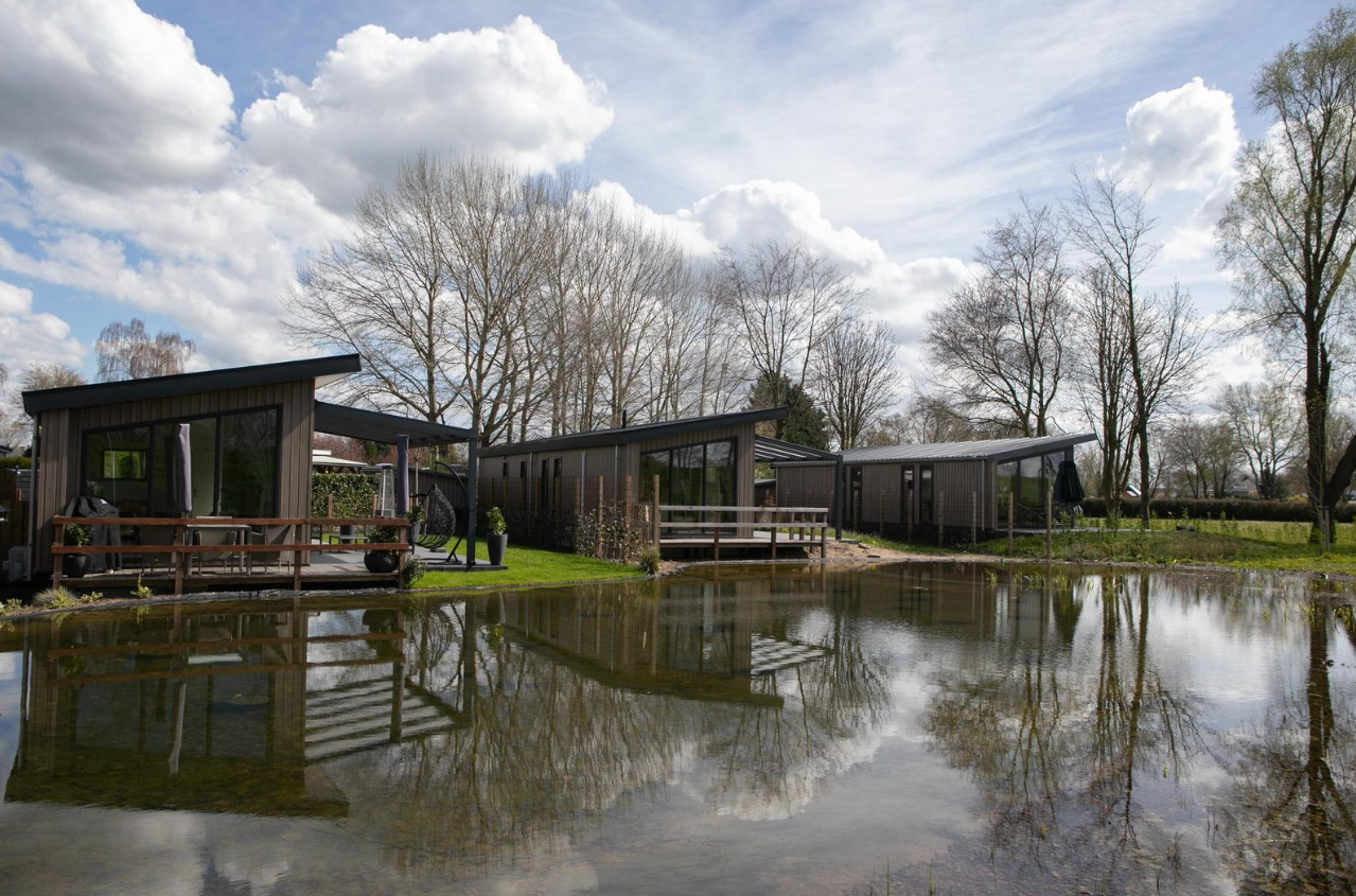 Vakantiehuisje aan het water (4p)