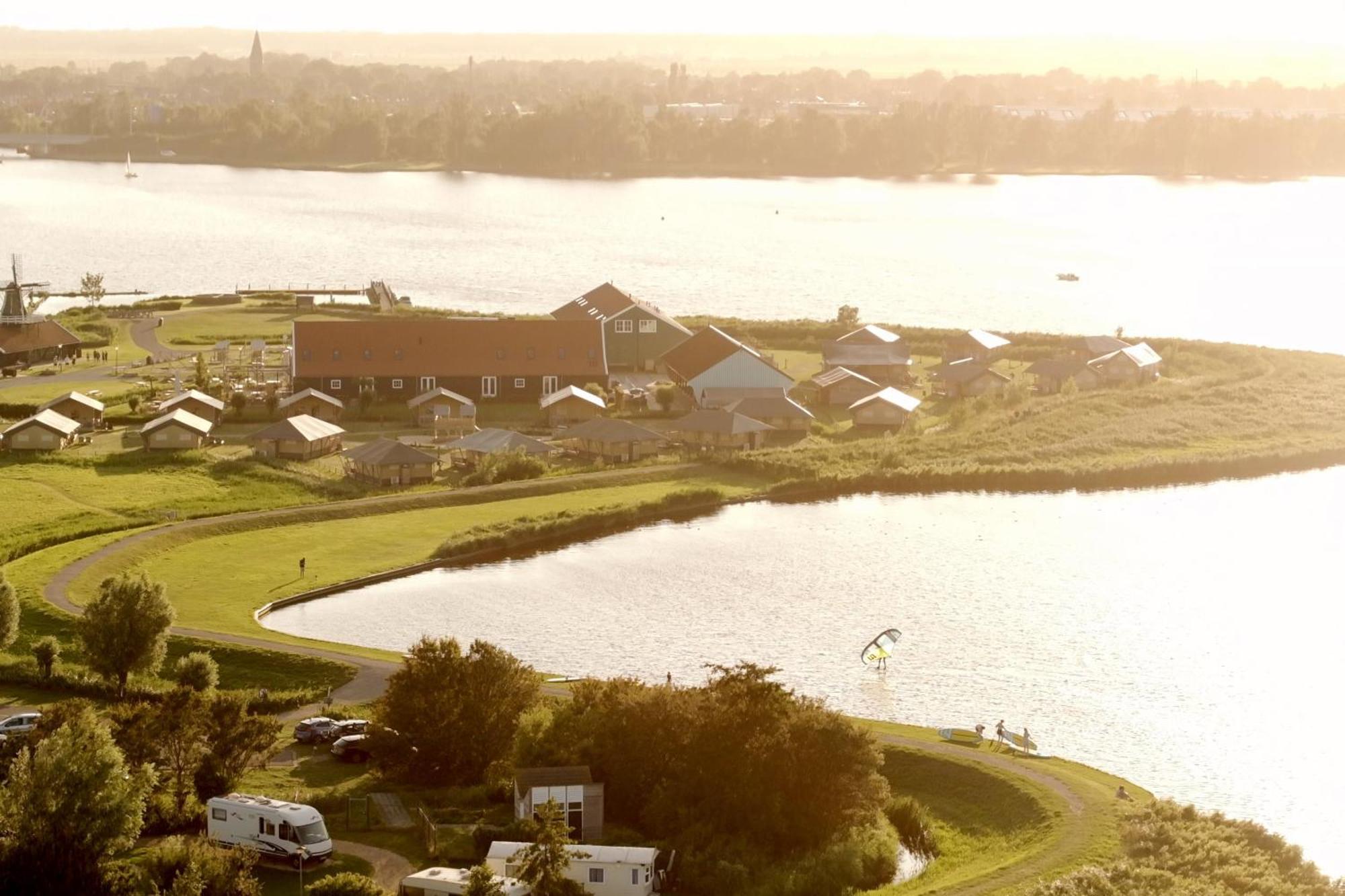 Tente glamping 8 places au bord de l'eau