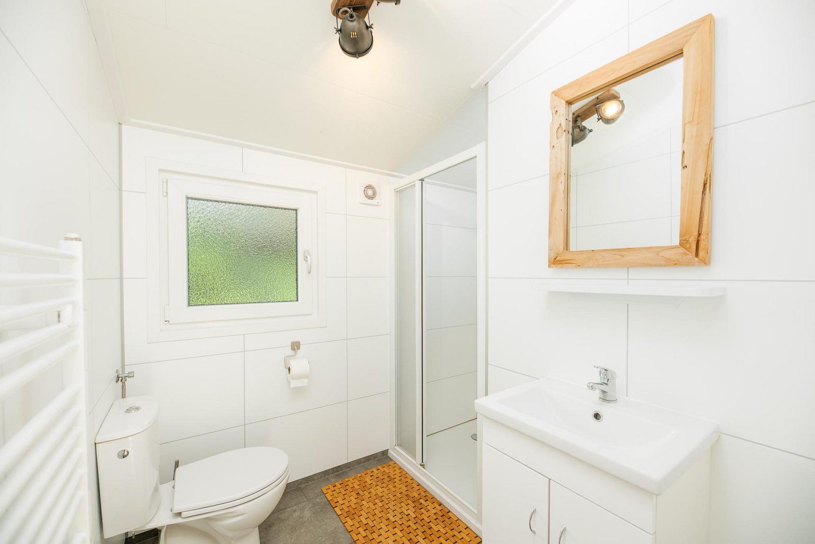 5-person lodge in wooded area