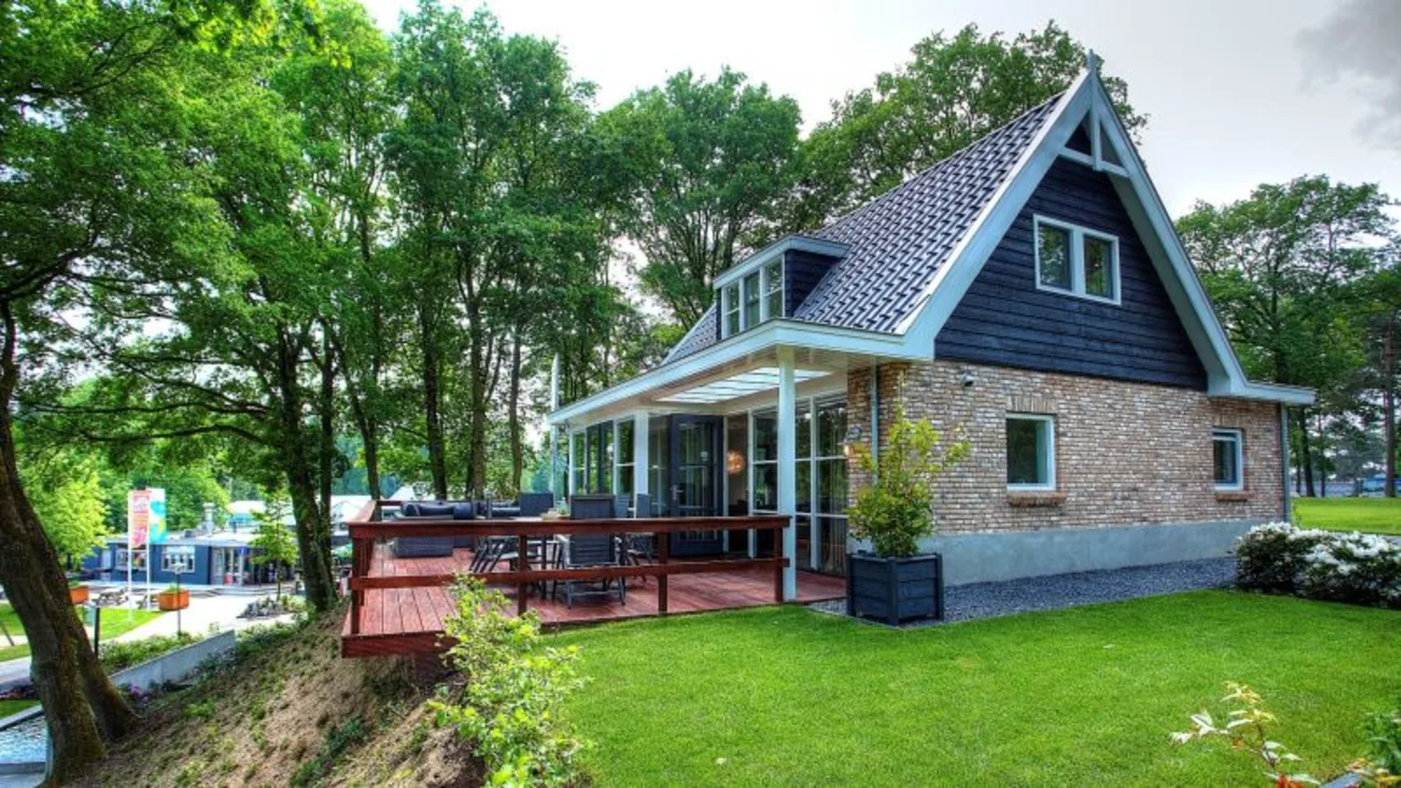 Villa with large terrace for 6 people