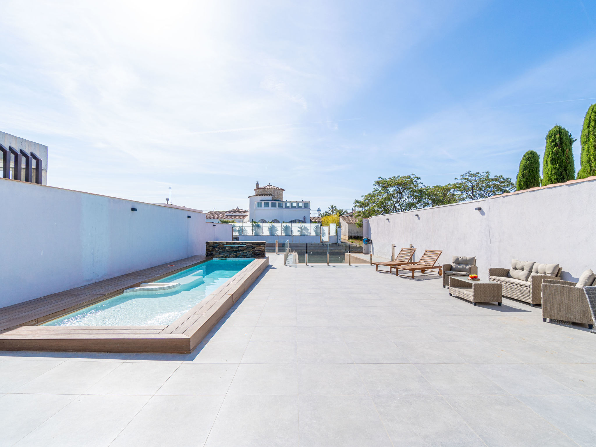 Modern vakantiehuis aan het water met zwembad